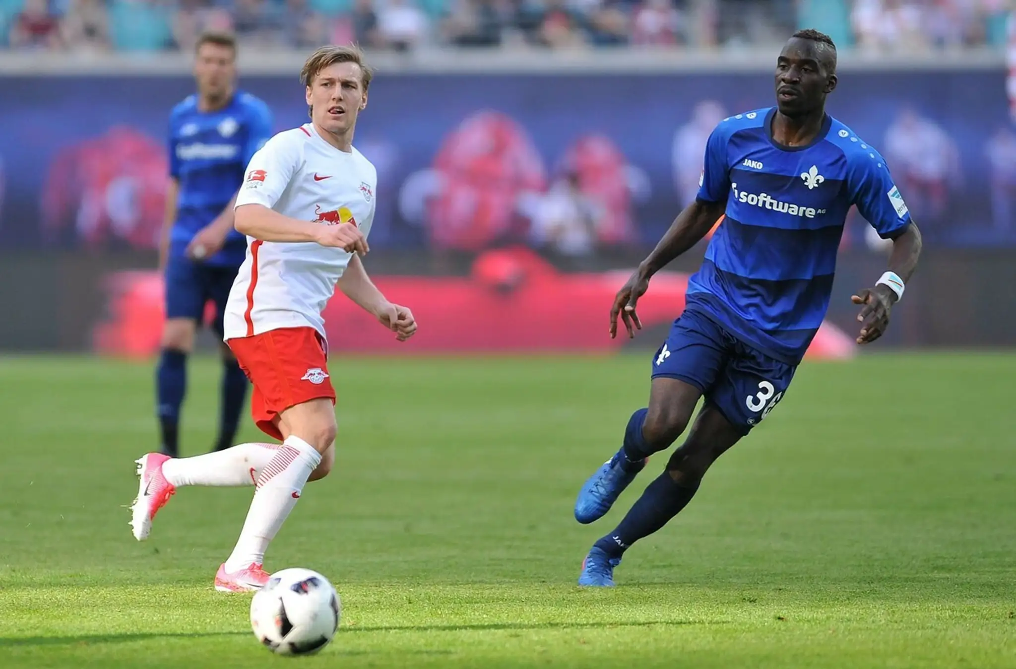 Emil Forsberg (vľavo) v akcii počas zápasu Bundesligy RB Lipsko - Darmstadt.