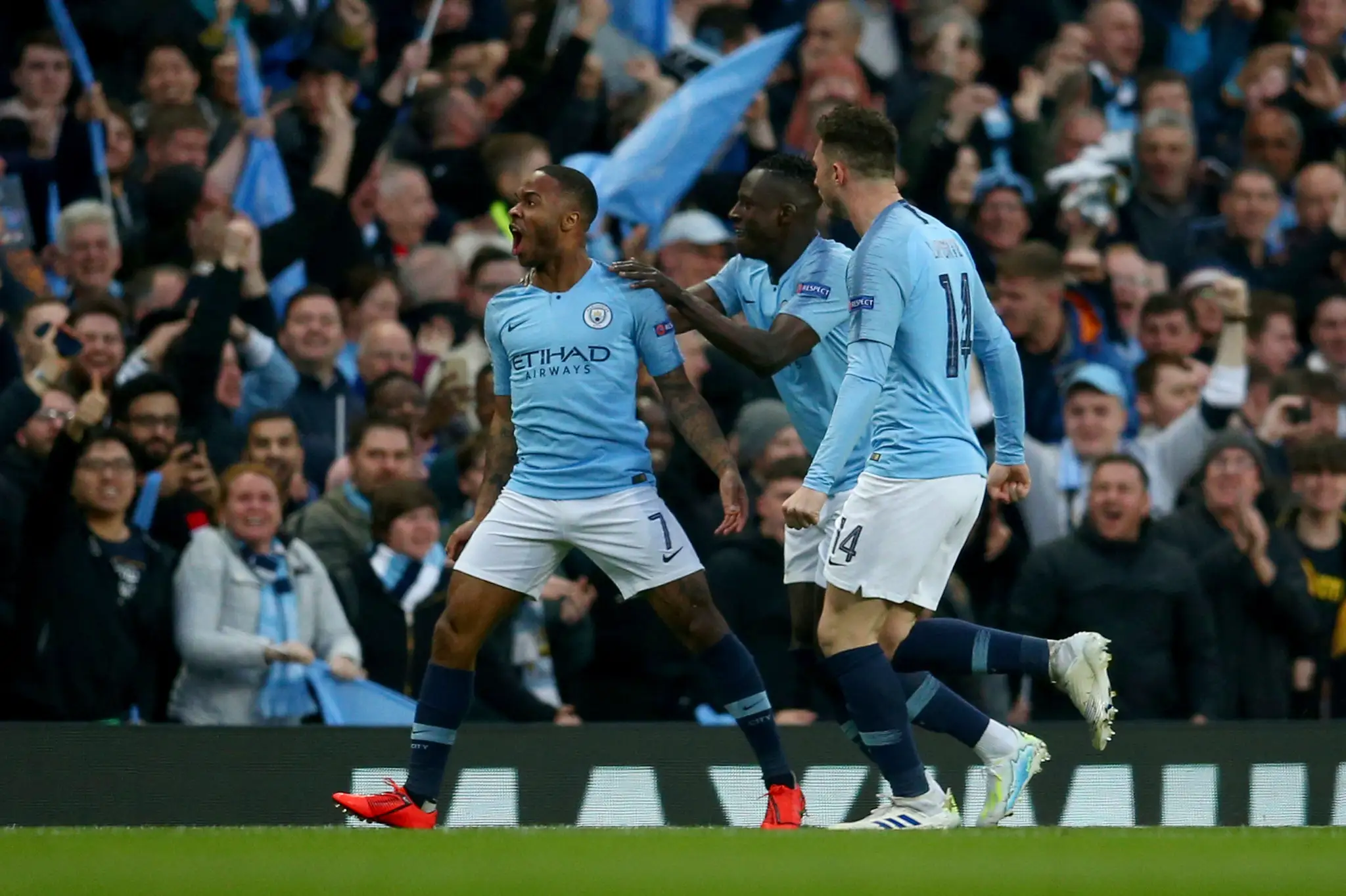 Sprava Sergio Aguero a Bernardo Silva z Manchesteru City oslavujú gól v odvete štvrťfinále LM proti Tottenhamu.