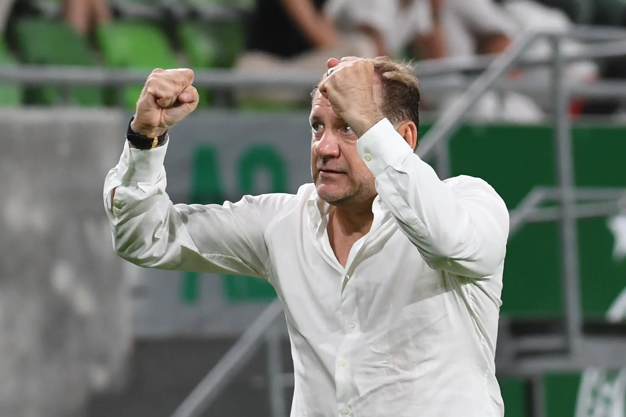 Tréner Slovana Vladimír Weiss st. sa teší po výhre v zápase 2. predkola LM na pôde Ferencvárosu.