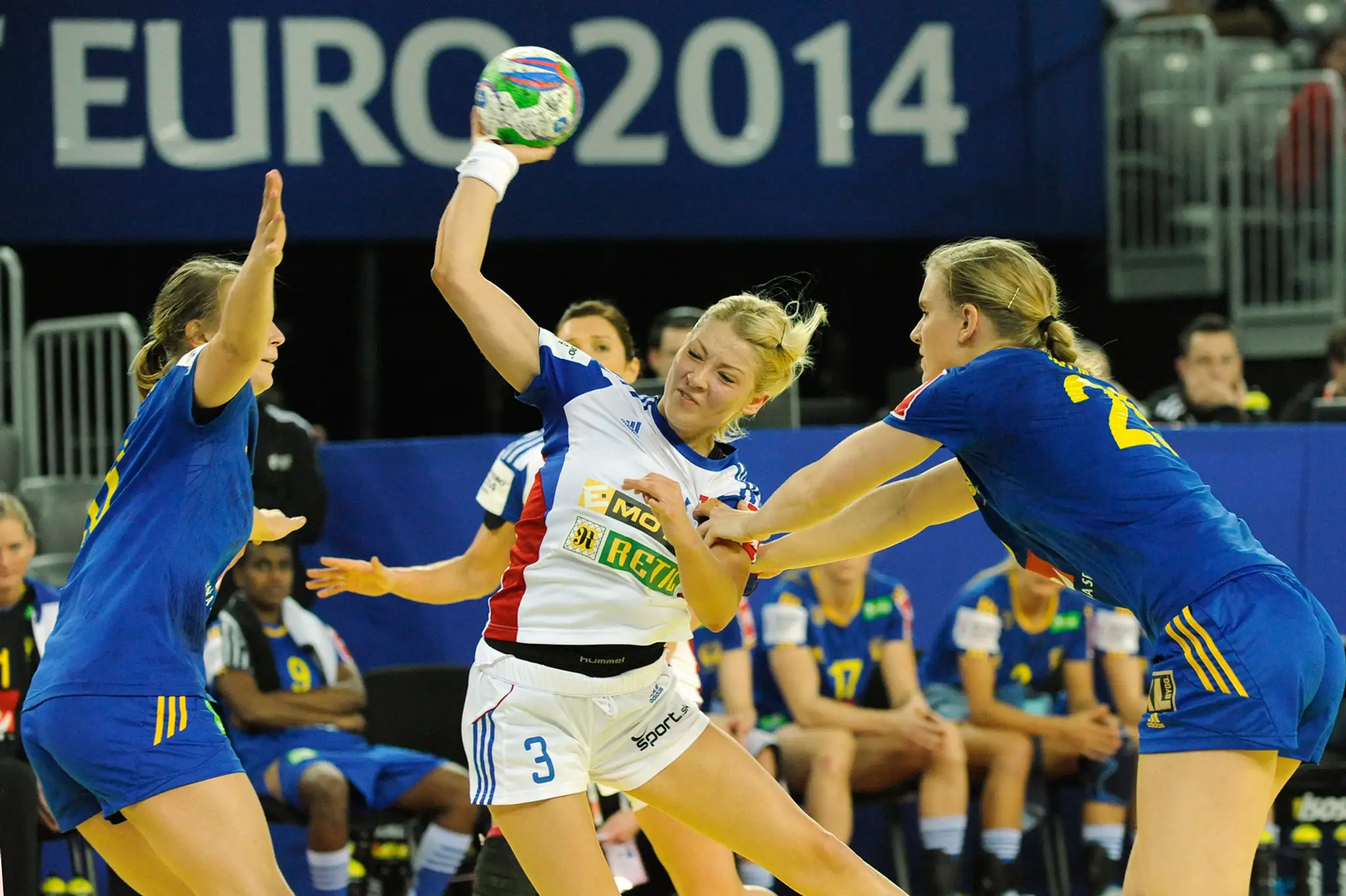 Na snímke zľava Isabelle Gulldenová (SWE), Monika Rajnohová (SVK) a Jenny Almová (SWE)