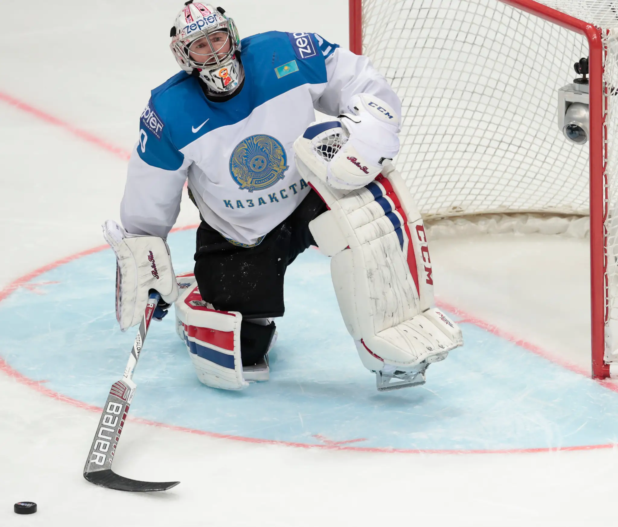 Kazašský brankár Vitalij Kolesnik počas duelu proti Švajčiarsku na MS v Rusku.