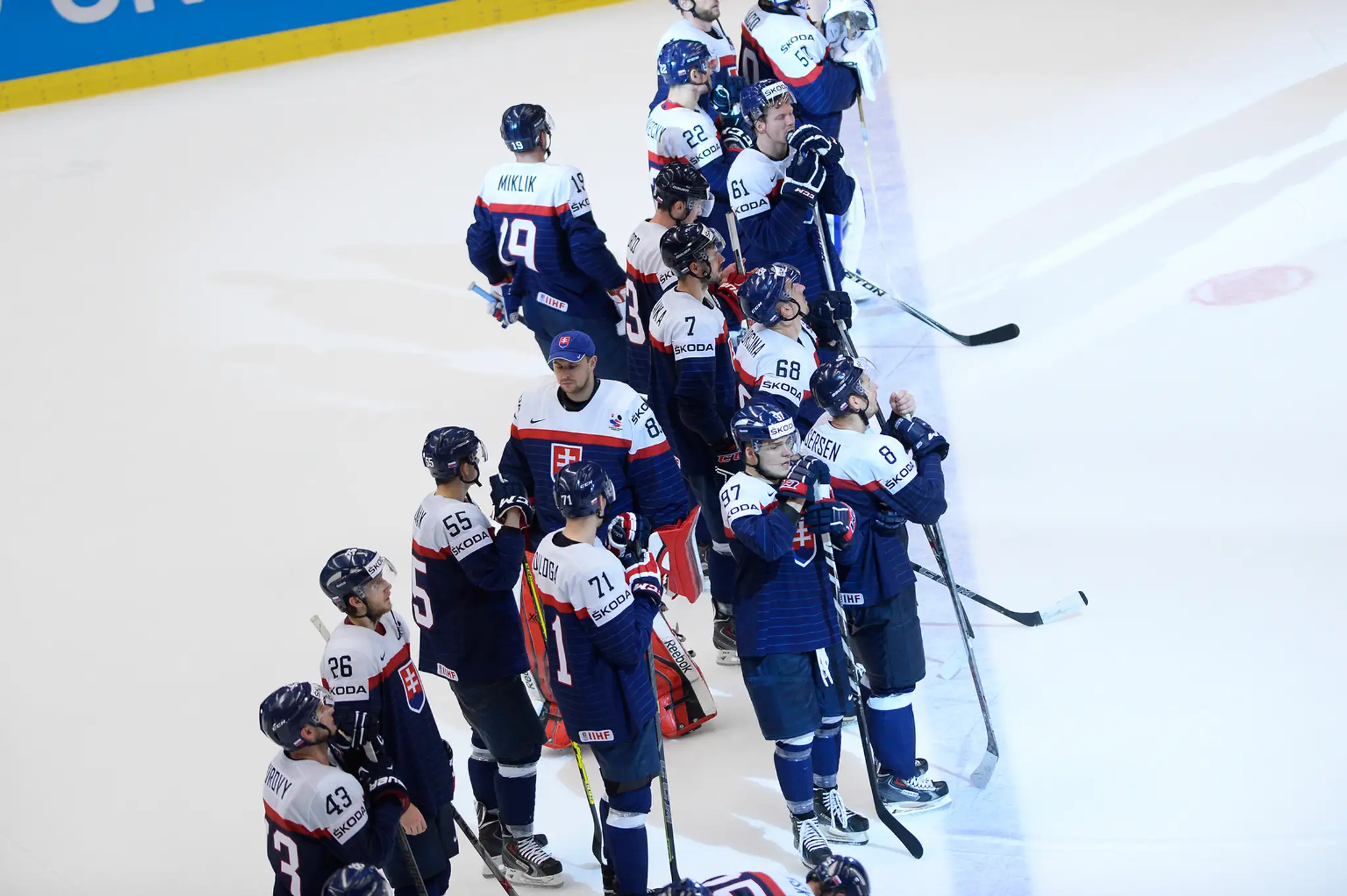 Smutní slovenskí hokejisti pri záverečnom oceňovaní najlepších hráčov zápasu.