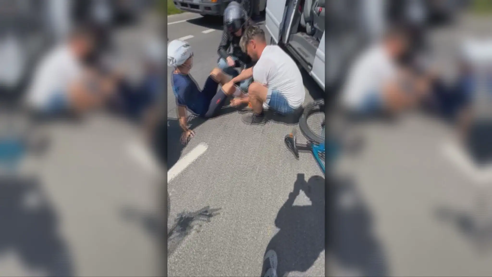 Cyklista skončil pod kolesami.