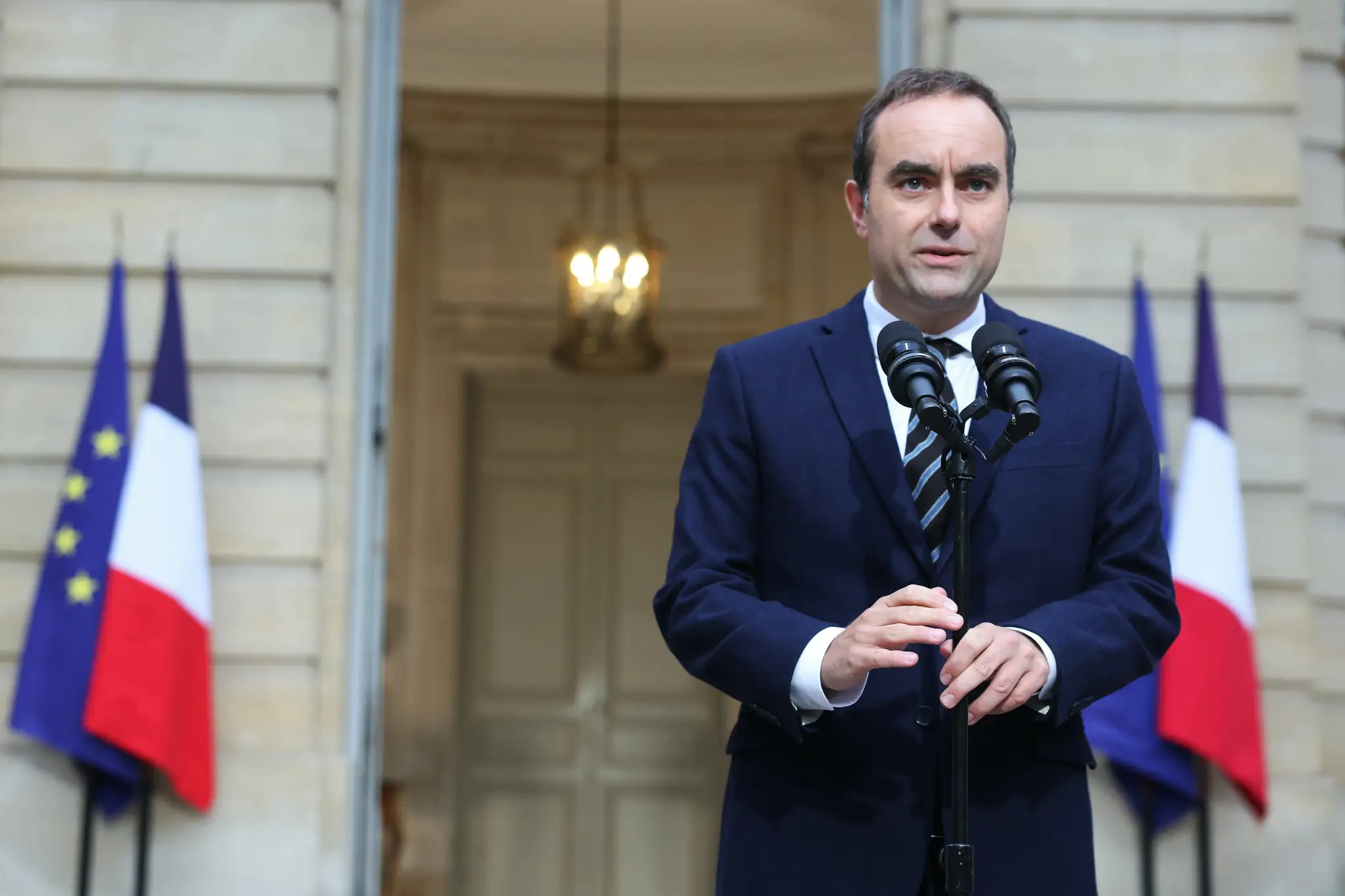 Francúzsky premiér Sébastien Lecornu počas vyhlásenia pred kolami rozhovorov o zostavení novej vlády v Paríži v piatok 3. októbra 2025.