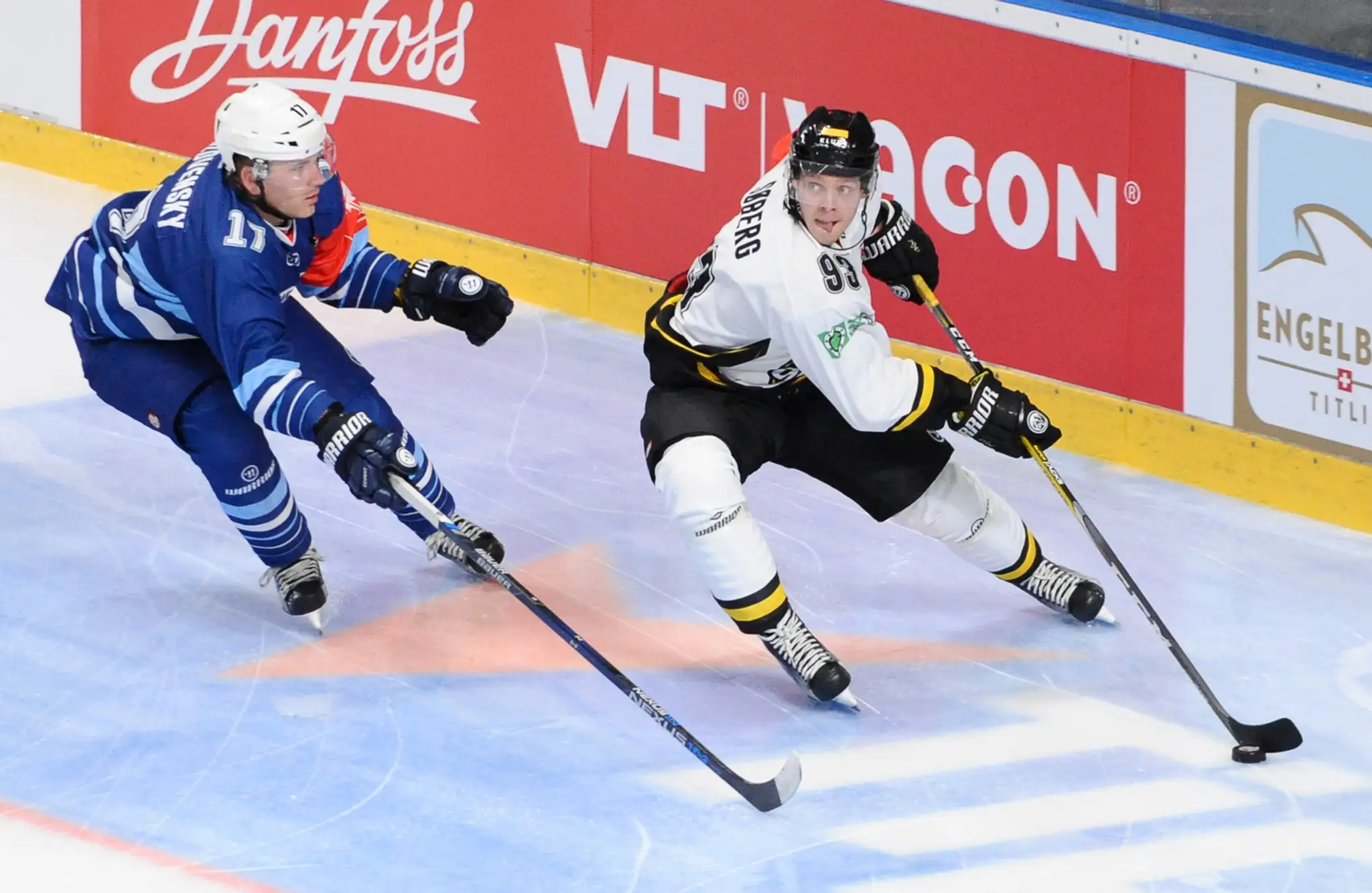 Peter Ordzovenský z Nitry (vľavo) a Markus Soberg zo Stavangeru v zápase J-skupiny hokejovej Ligy majstrov.