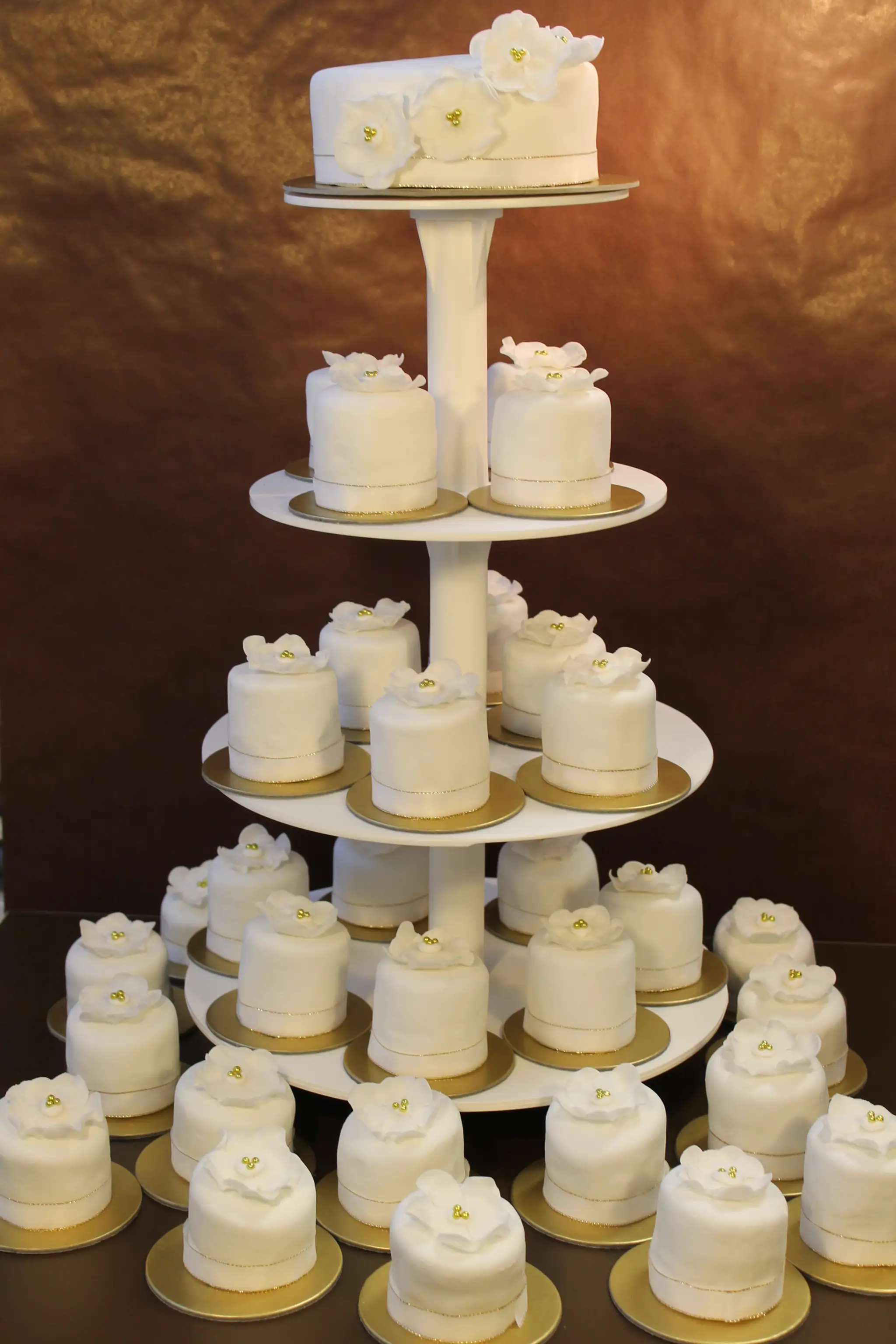 Svadobna torta z cupcakes.JPG