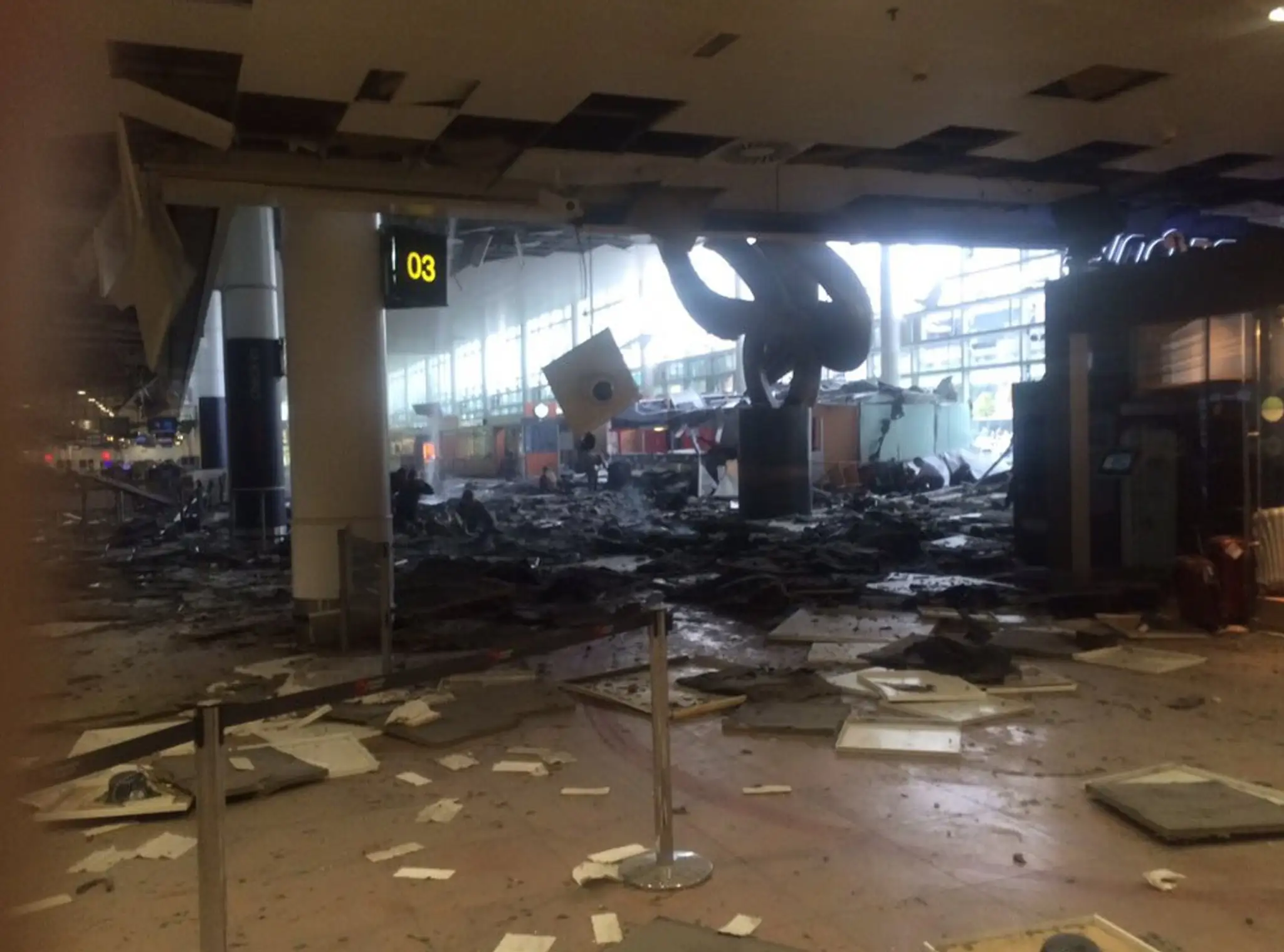 Odbavovacia hala bezprostredne po výbuchu bomby na bruselskom letisku Zaventem.