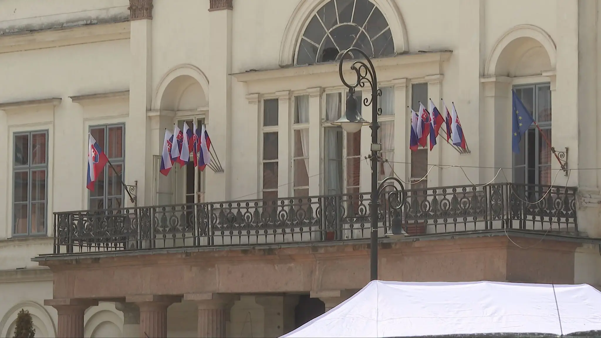 Vlajky na budove patriacej pod ministerstvo kultúry