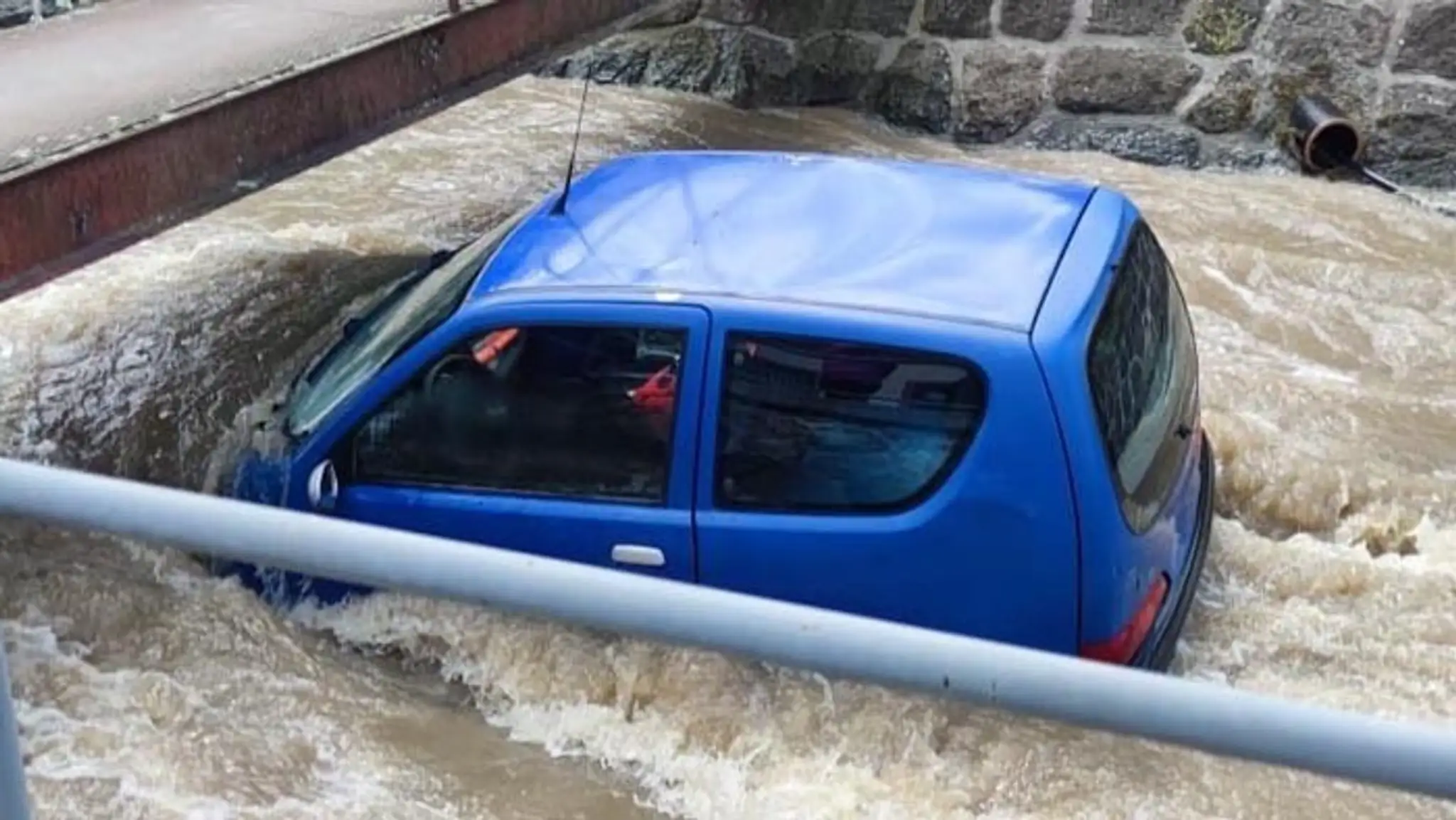 Babičku zachraňovali policajti.