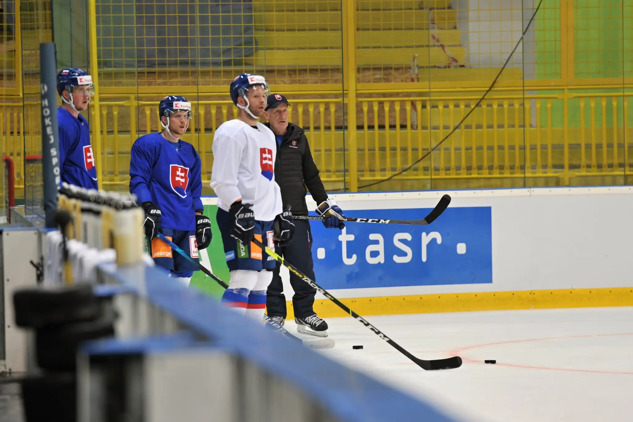 Na snímke sprava tréner Craig Ramsay, hráči Mislav Rosandič a Michal Krištof počas tréningu slovenskej hokejovej reprezentácie. 