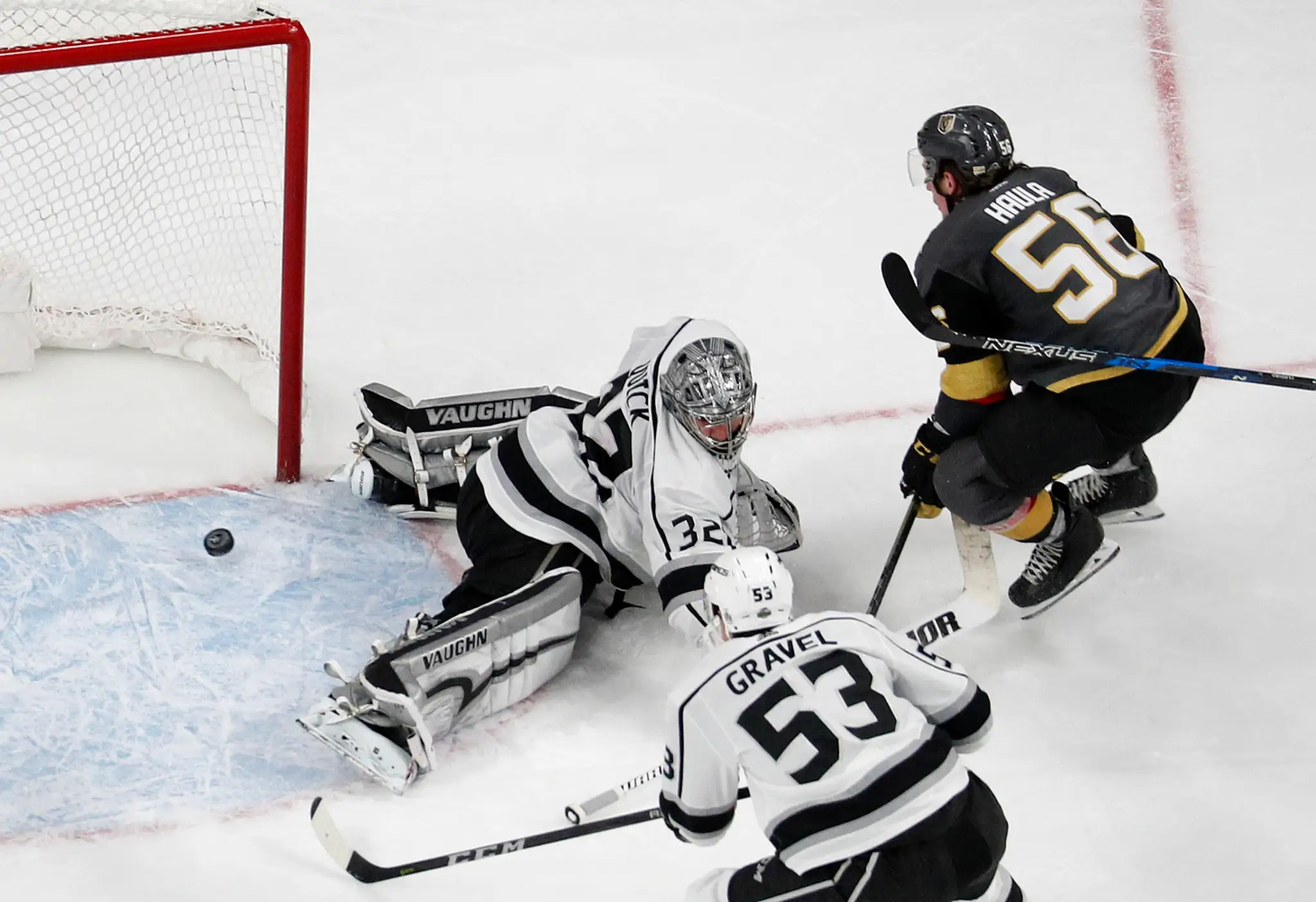 Druhý zápas štvrťfinálovej série medzi Los Angeles Kings a Vegas Golden Knights rozhodol Erik Haula.