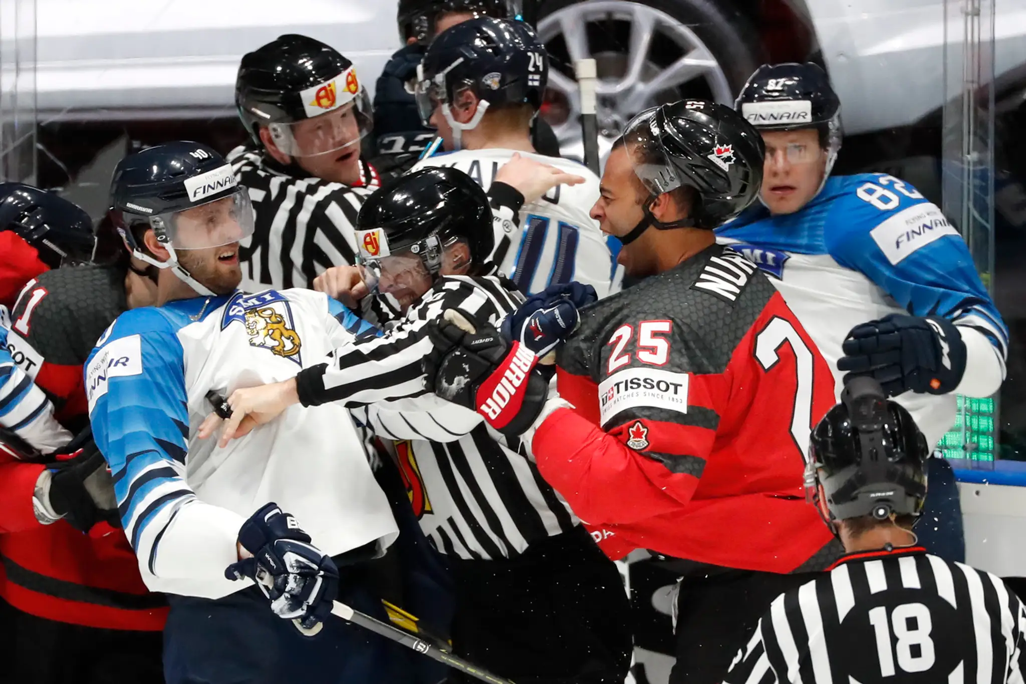 Zľava Kanaďan Sam Reinhart bojuje o puk s Fínom Mikkom Lehtonenom vo finále MS 2019.