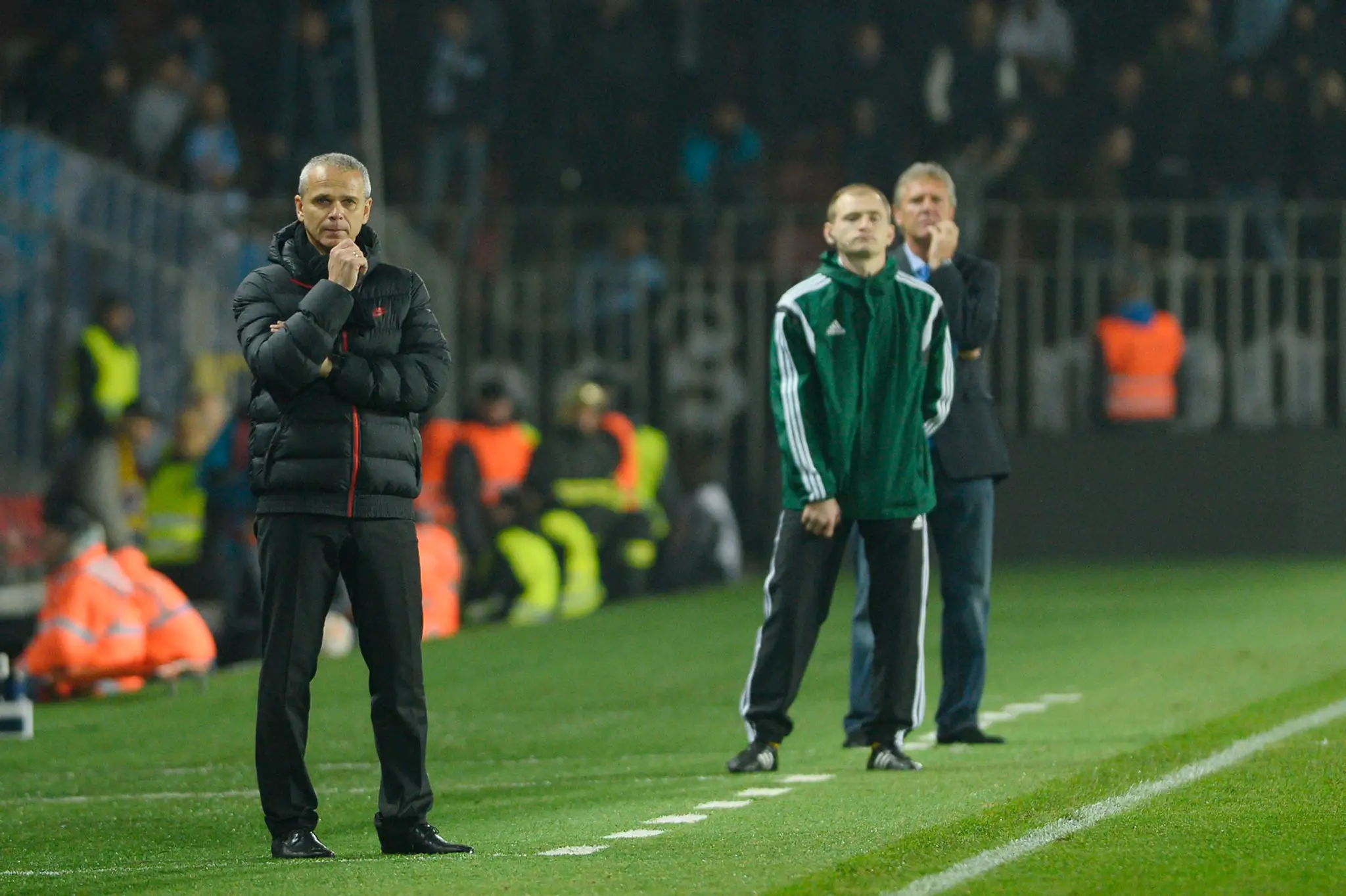 Tréner Sparty Praha Vítězslav Lavička (vľavo) a tréner Slovana Jozef Chovanec (vpravo) počás zápasu EL Sparta - Slova.