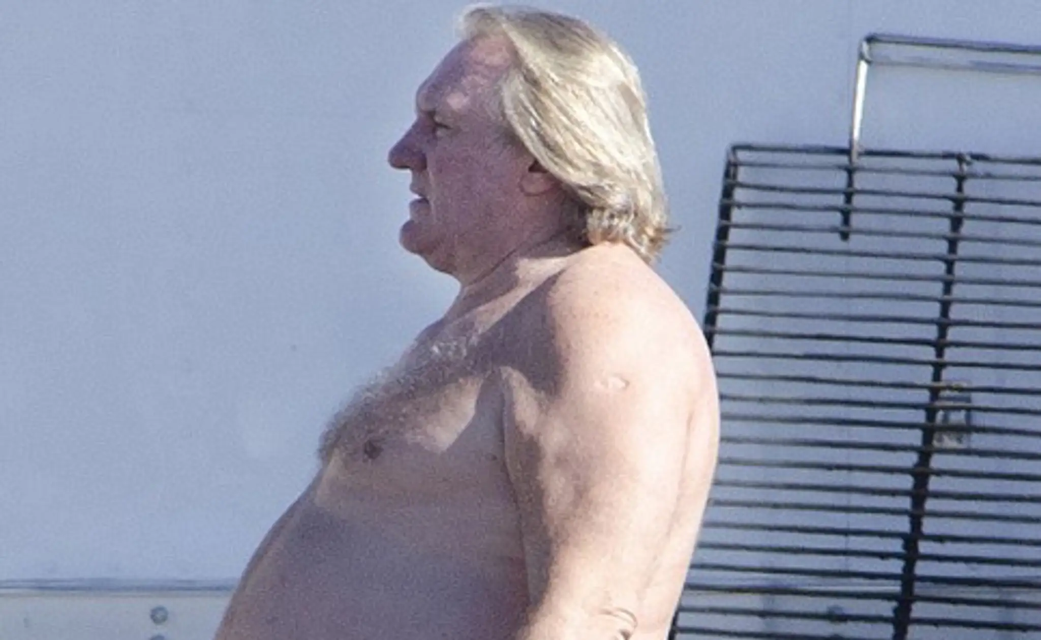 Gerard Depardieu na pláži.