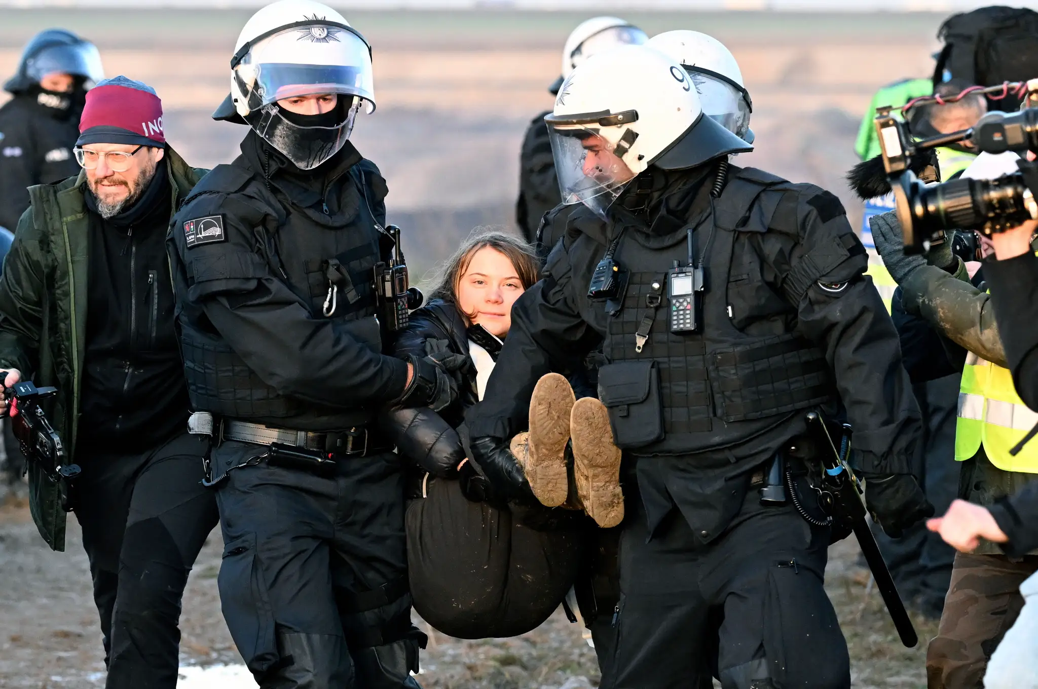 Policajti vyniesli z obce Lützerath klimatickú aktivistku Gretu Thunbergovú počas protestu proti rozšíreniu bane.
