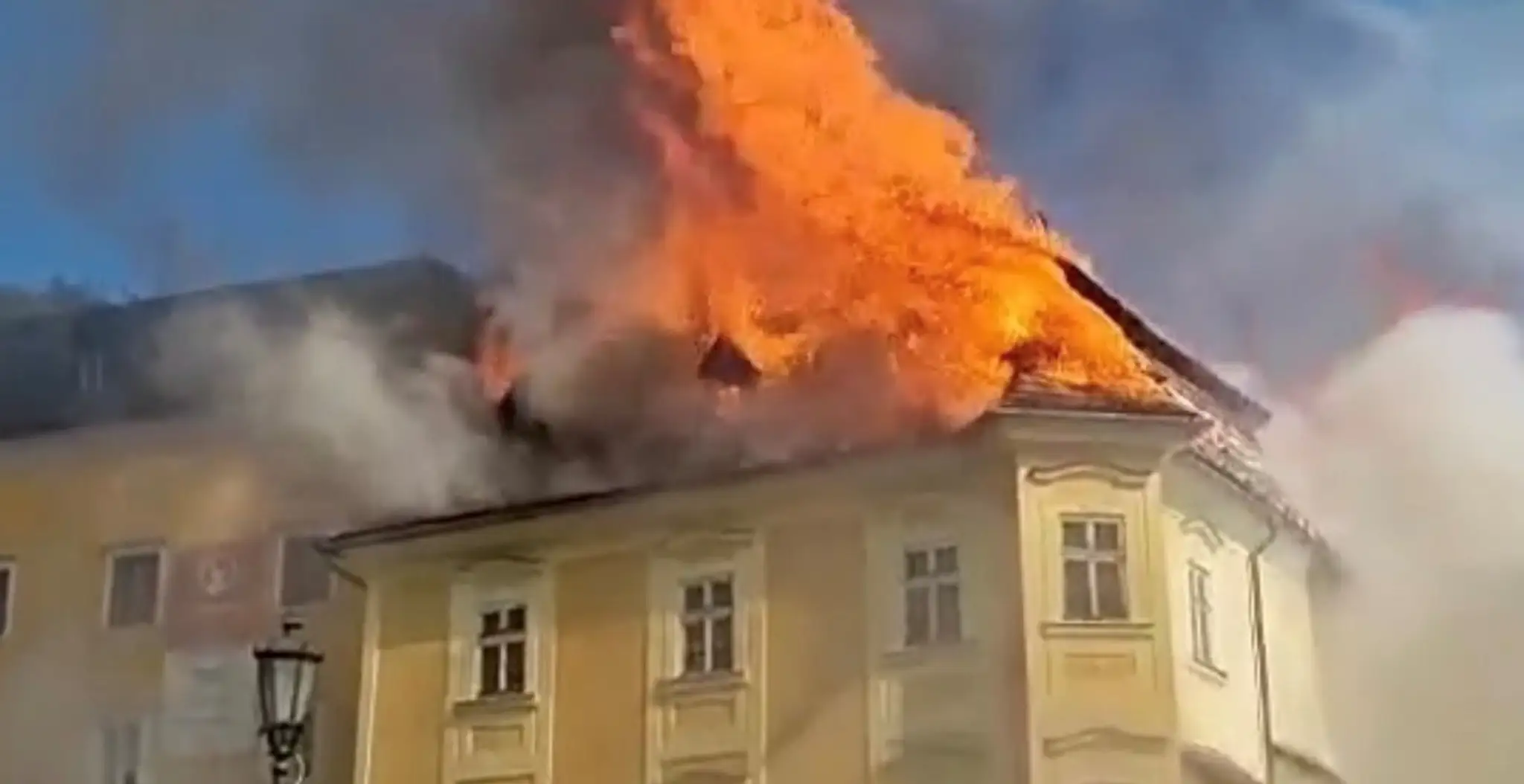 Požiar sa šíri.