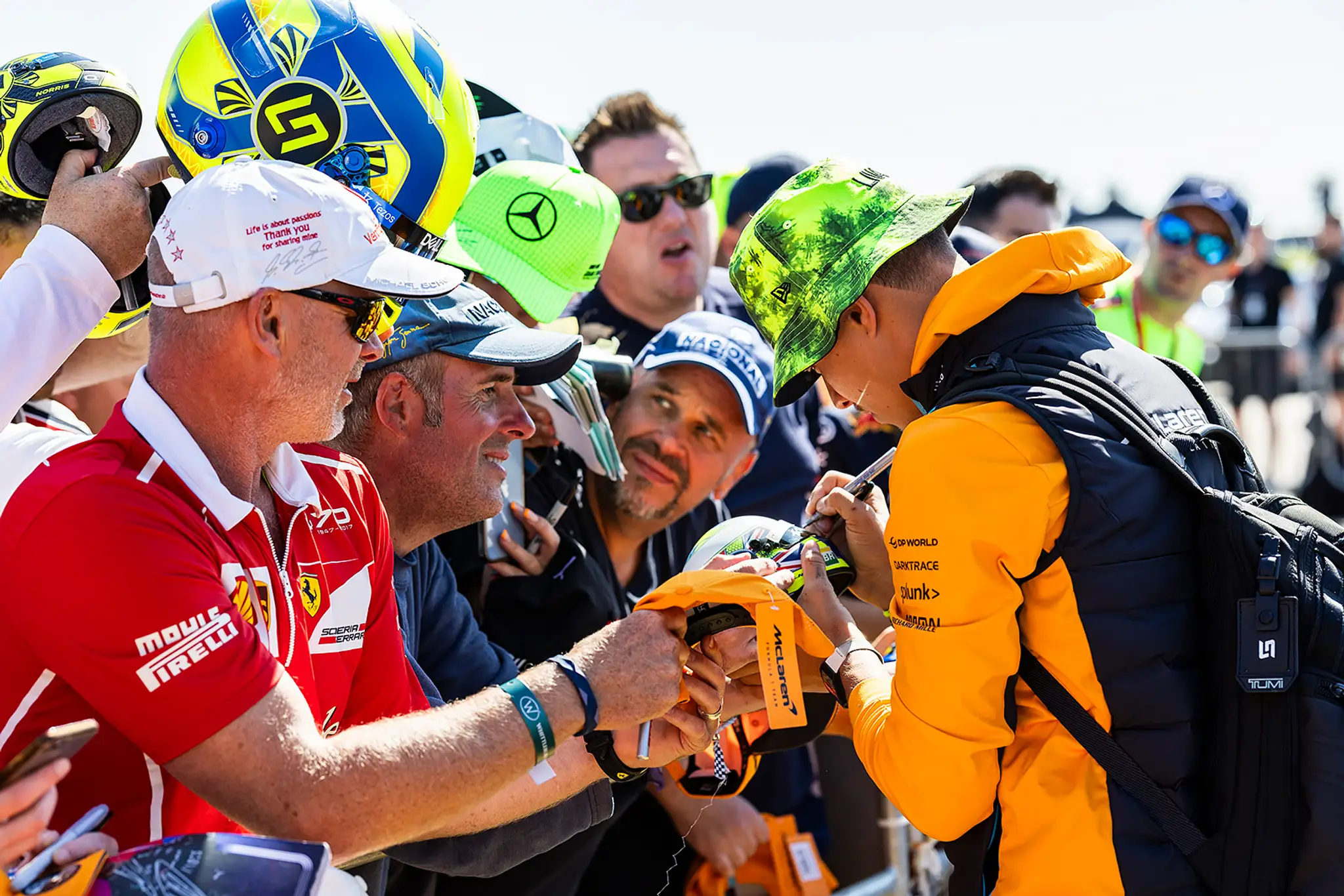 Lando Norris sa podpisuje fanúšikom vo Veľkej Británii.