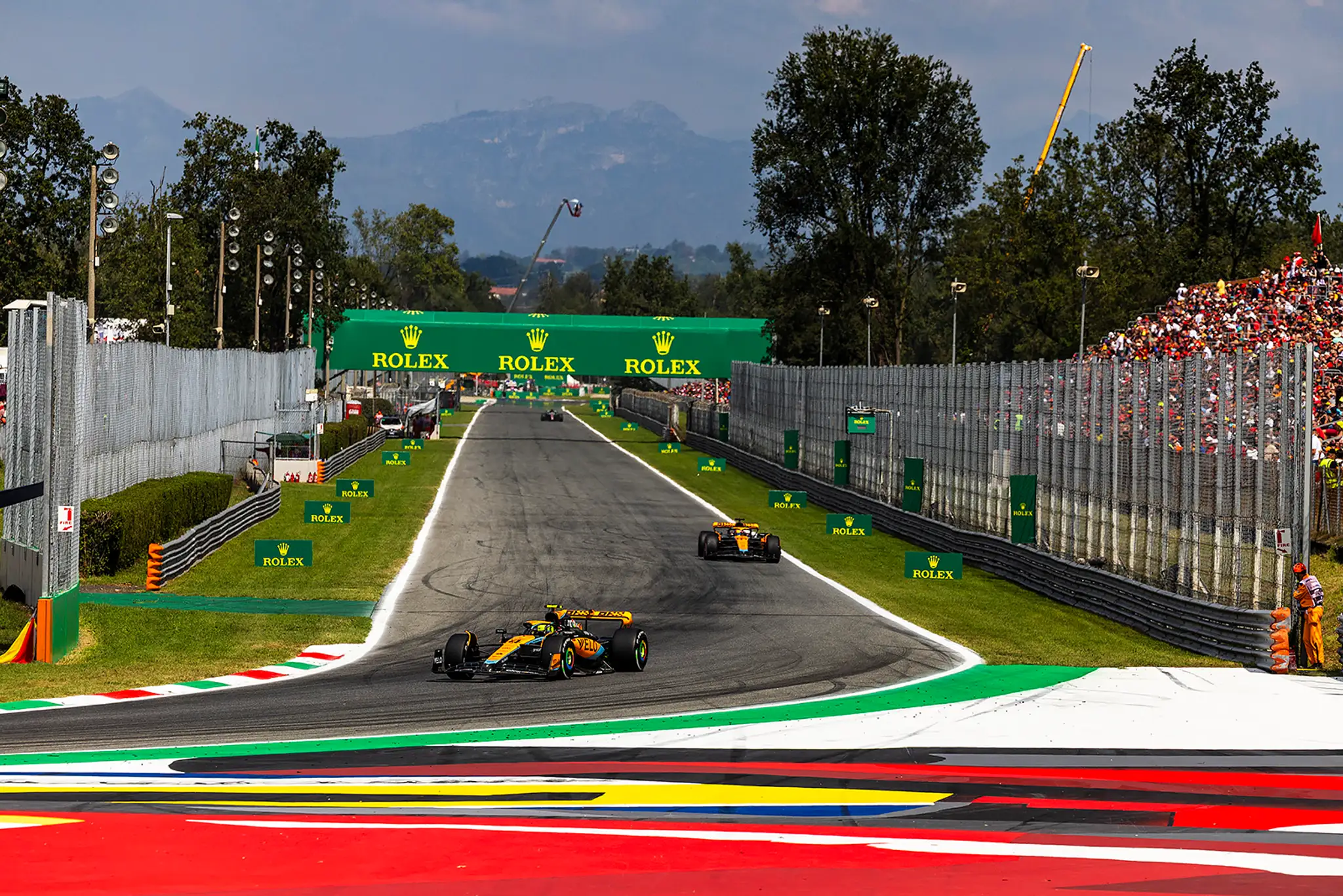 Vpredu Lando Norris na okruhu v Monze.