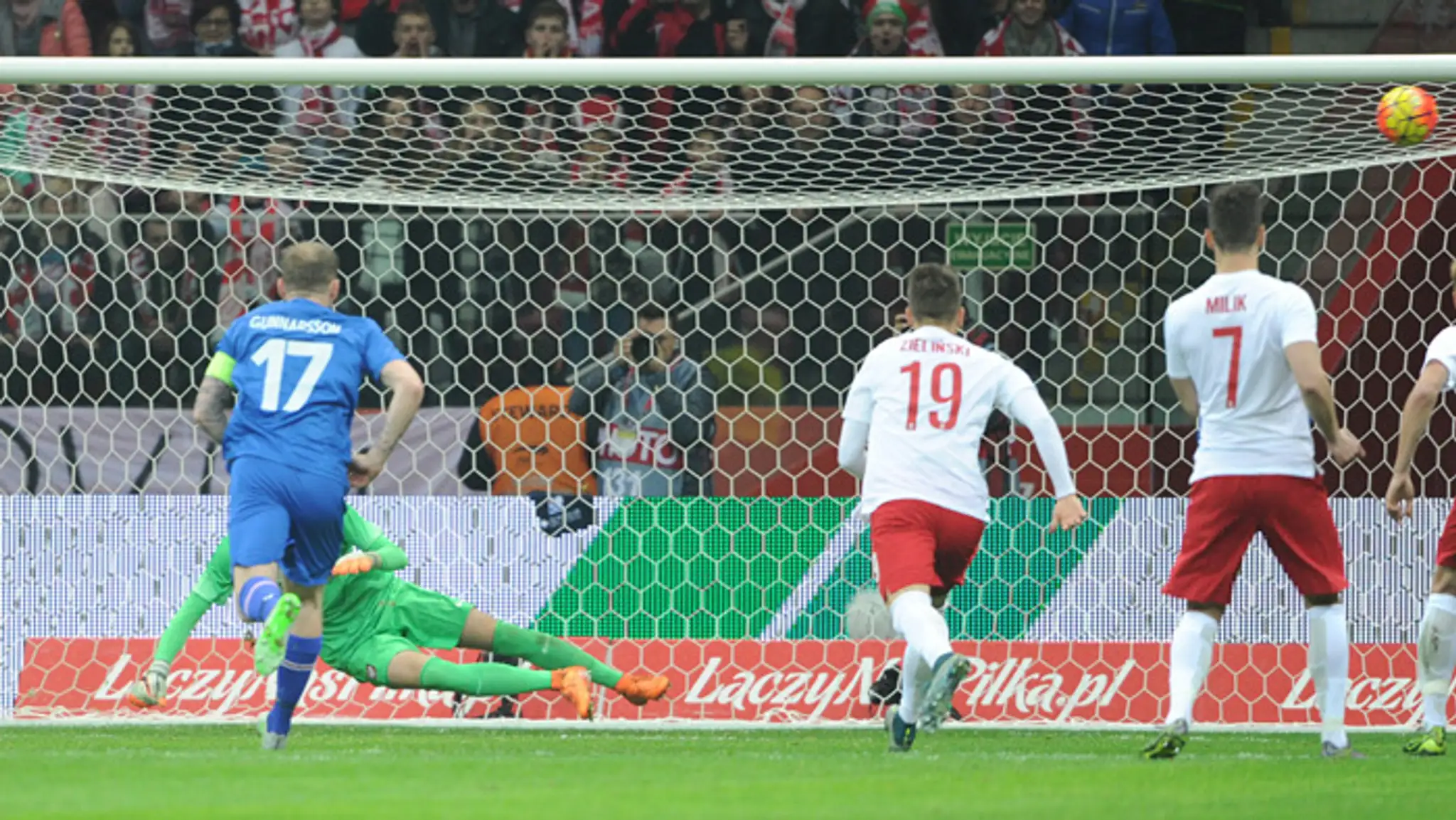 Isladnský hráč Gylfi Sigurdsson dáva gól v prípravnom zápase na ME 2016 do poľskej brány.