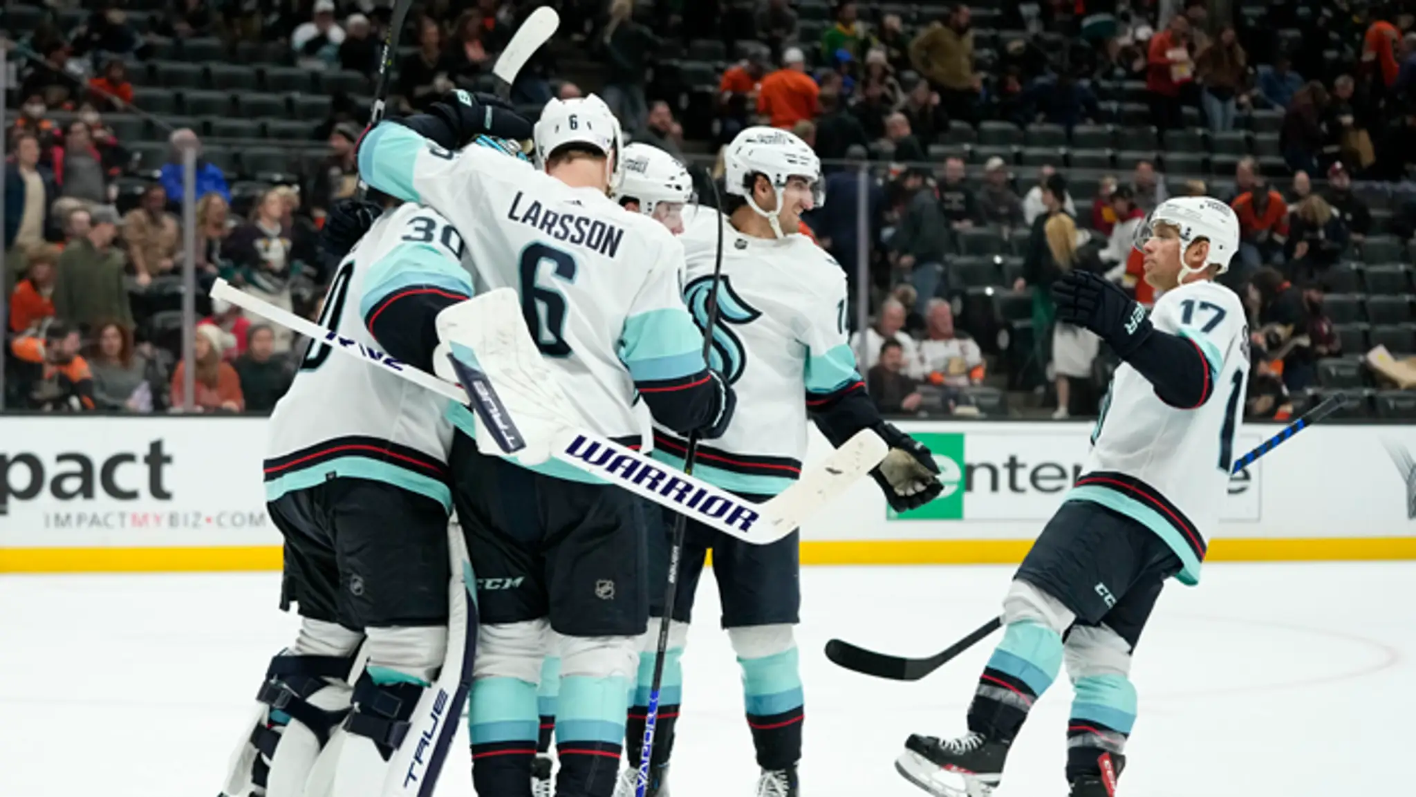 Hokejisti Seattlu Kraken sa tešia po výhre 5:4 na ľade Anaheimu Ducks.
