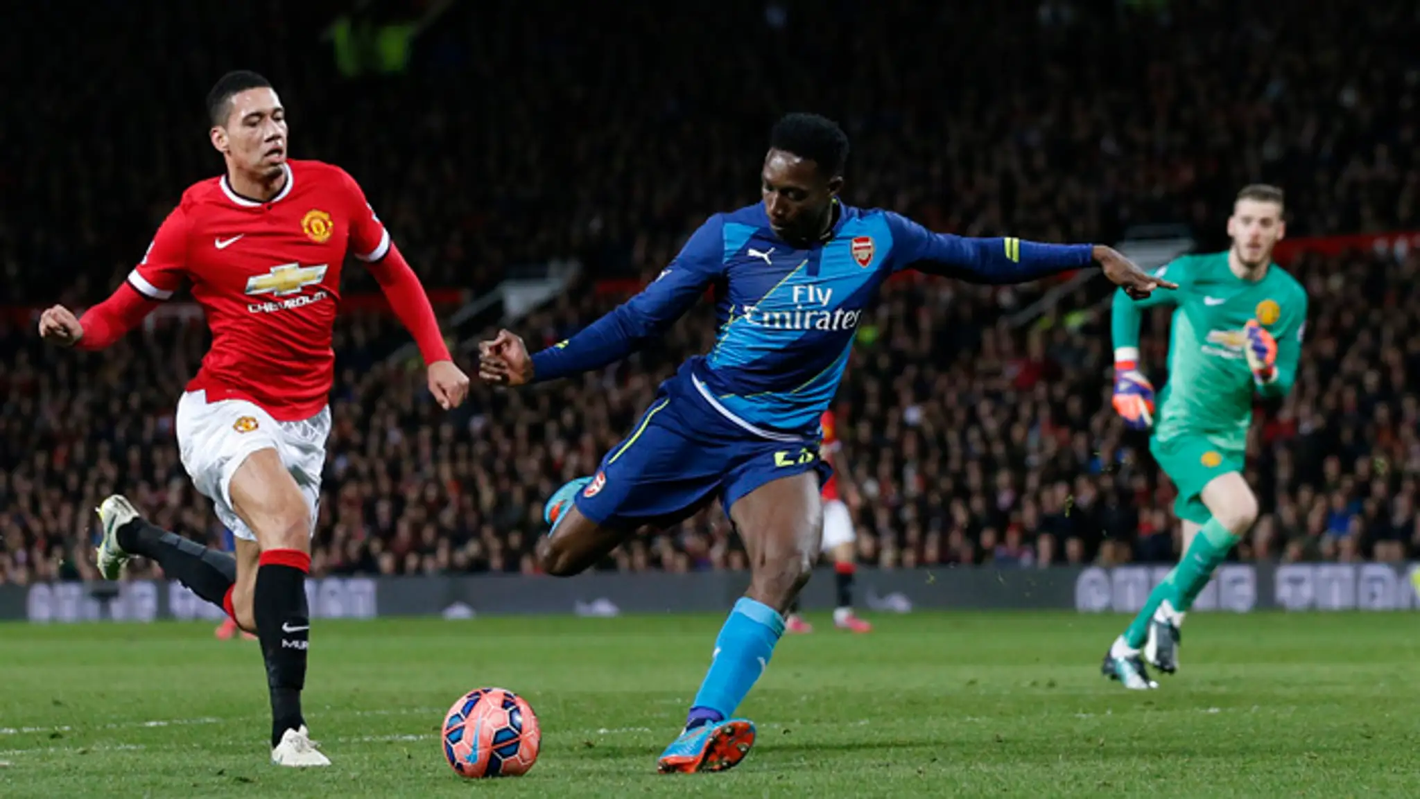  Hráč Arsenalu Danny Welbeck (v strede) strieľa svoj druhý gól vo štvrťfinálovom zápase anglického FA Cupu proti ManU.