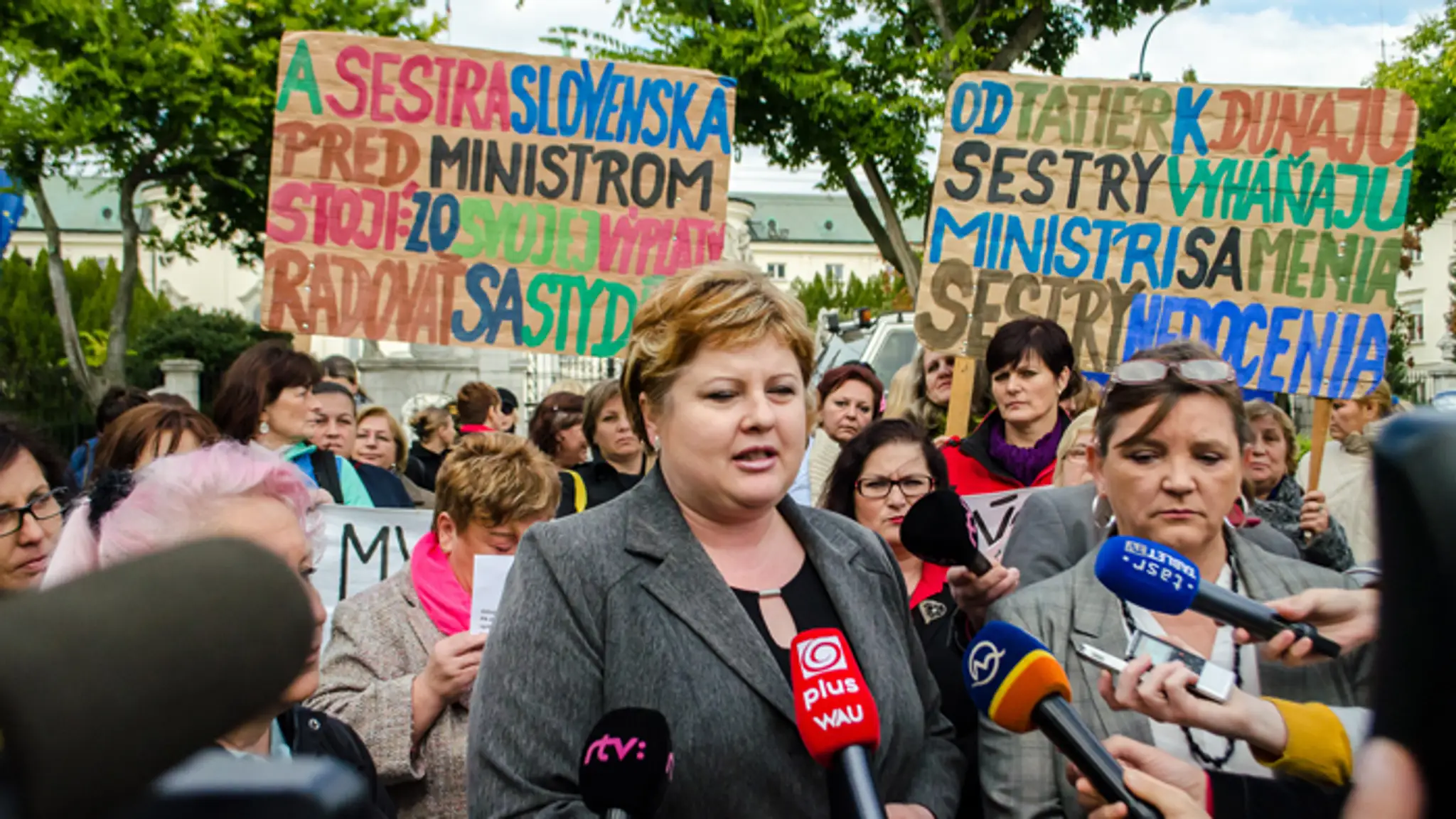 Predsedníčka OZ sestier a pôrodných asistentiek Monika Kavecká a  prezidentka SKS Iveta Lazorová.
