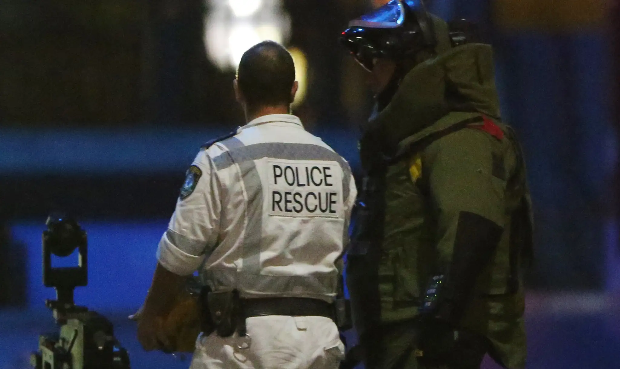 Australskí policajti hľadajú bombu.