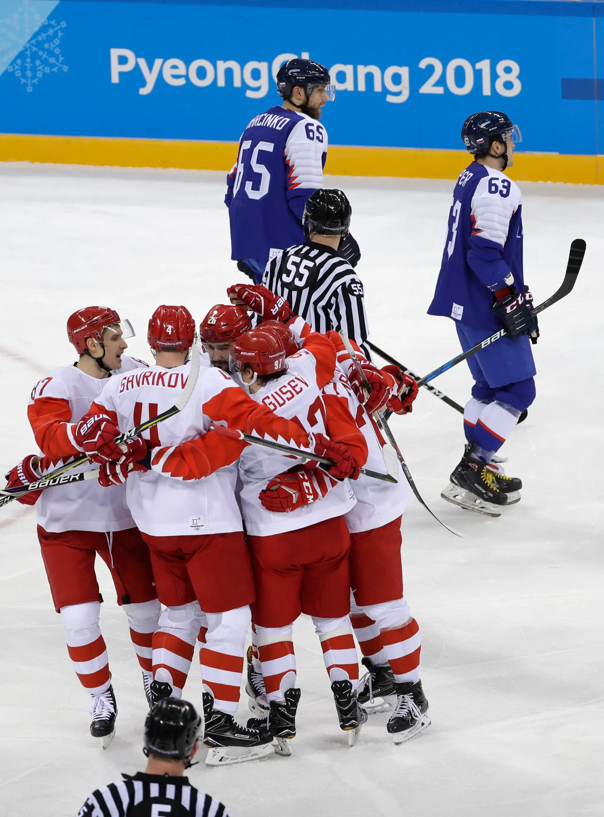 Slovenský útočník Peter Ölvecký vedie puk v dueli proti Olympionikom z Ruska na ZOH 2018.