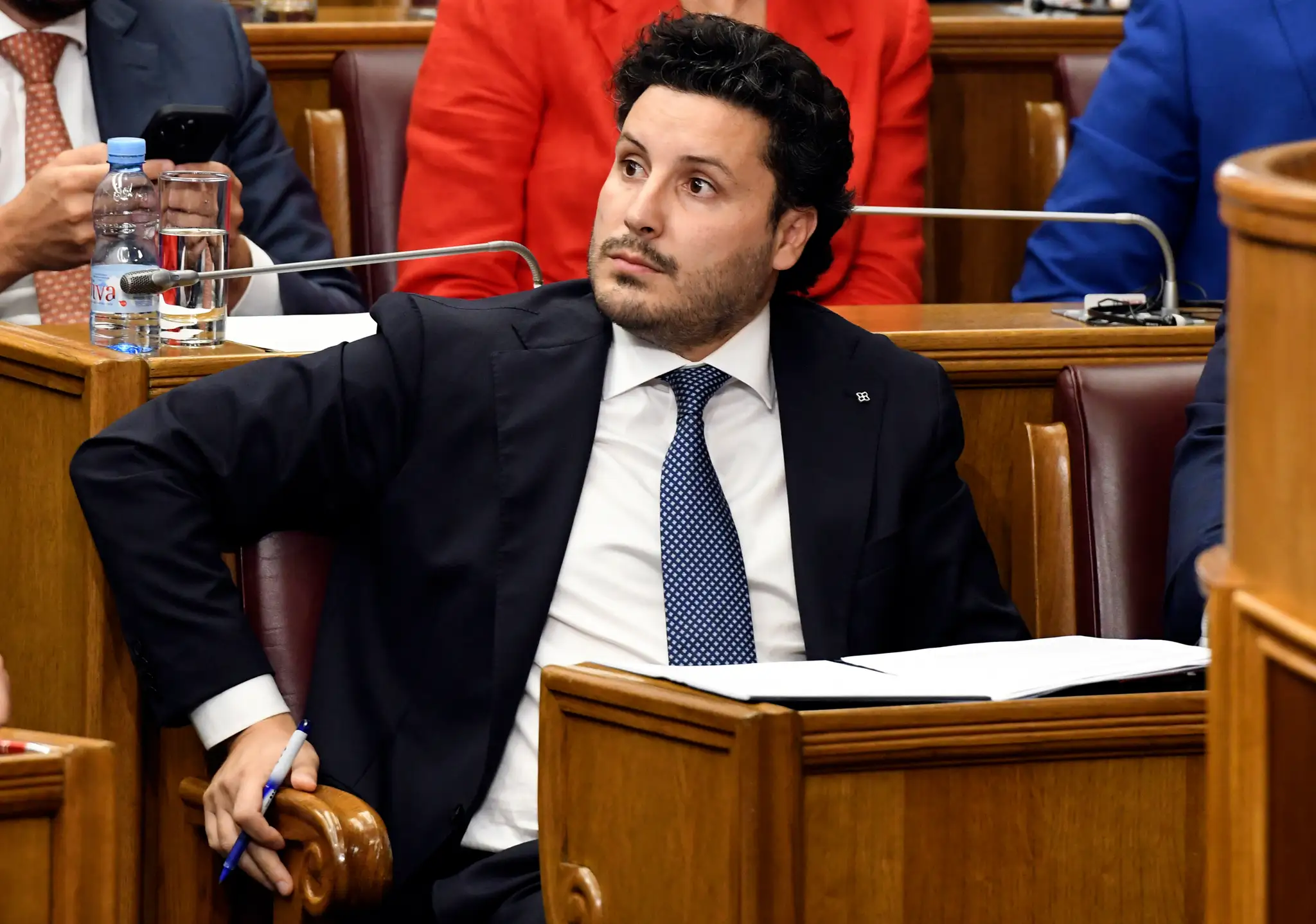 Premiér Čiernej hory Dritan Abazovič na rokovaní parlamentu o vyslovení nedôvere jeho vlády.