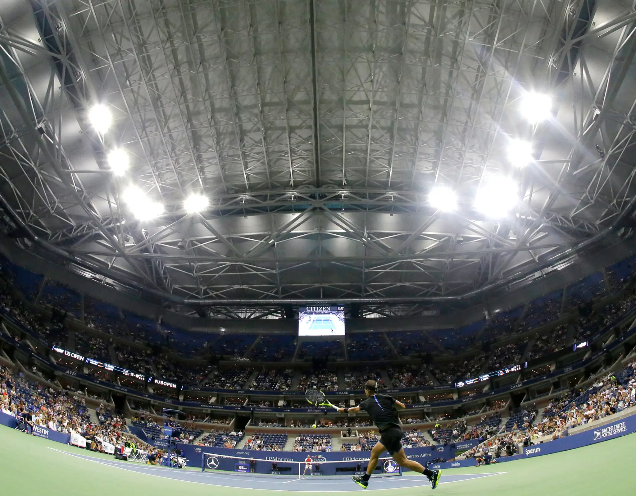 Rafael Nadal odvracia úder Taliana Andreasa Seppiho v zápase 2. kola mužskej dvojhry na US Open..jpg