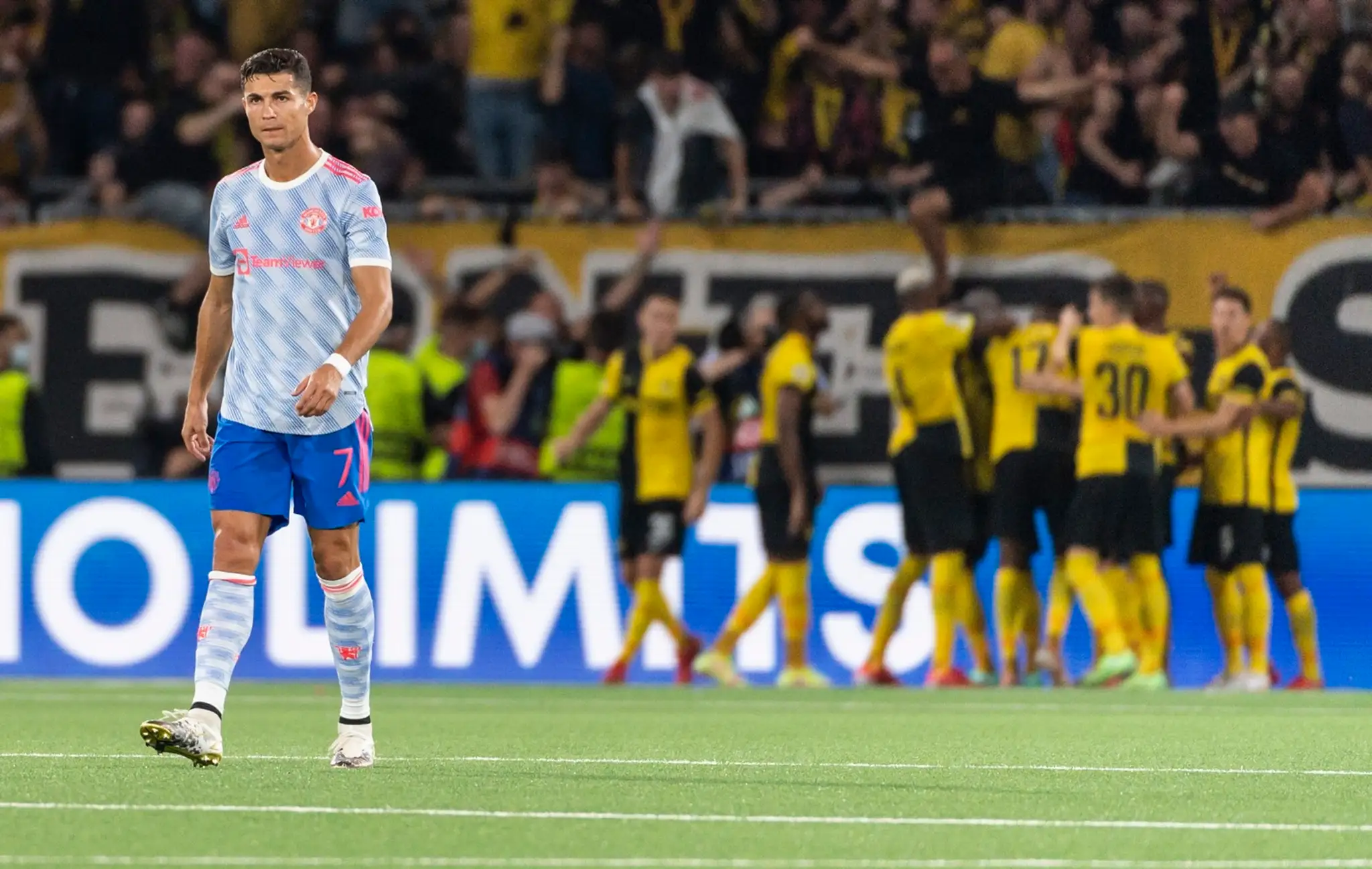 Futbalista Manchestru United Cristiano Ronaldo (vľavo) reaguje po inkasovaní gólu v zápase prvého kola F-skupiny Ligy majstrov.