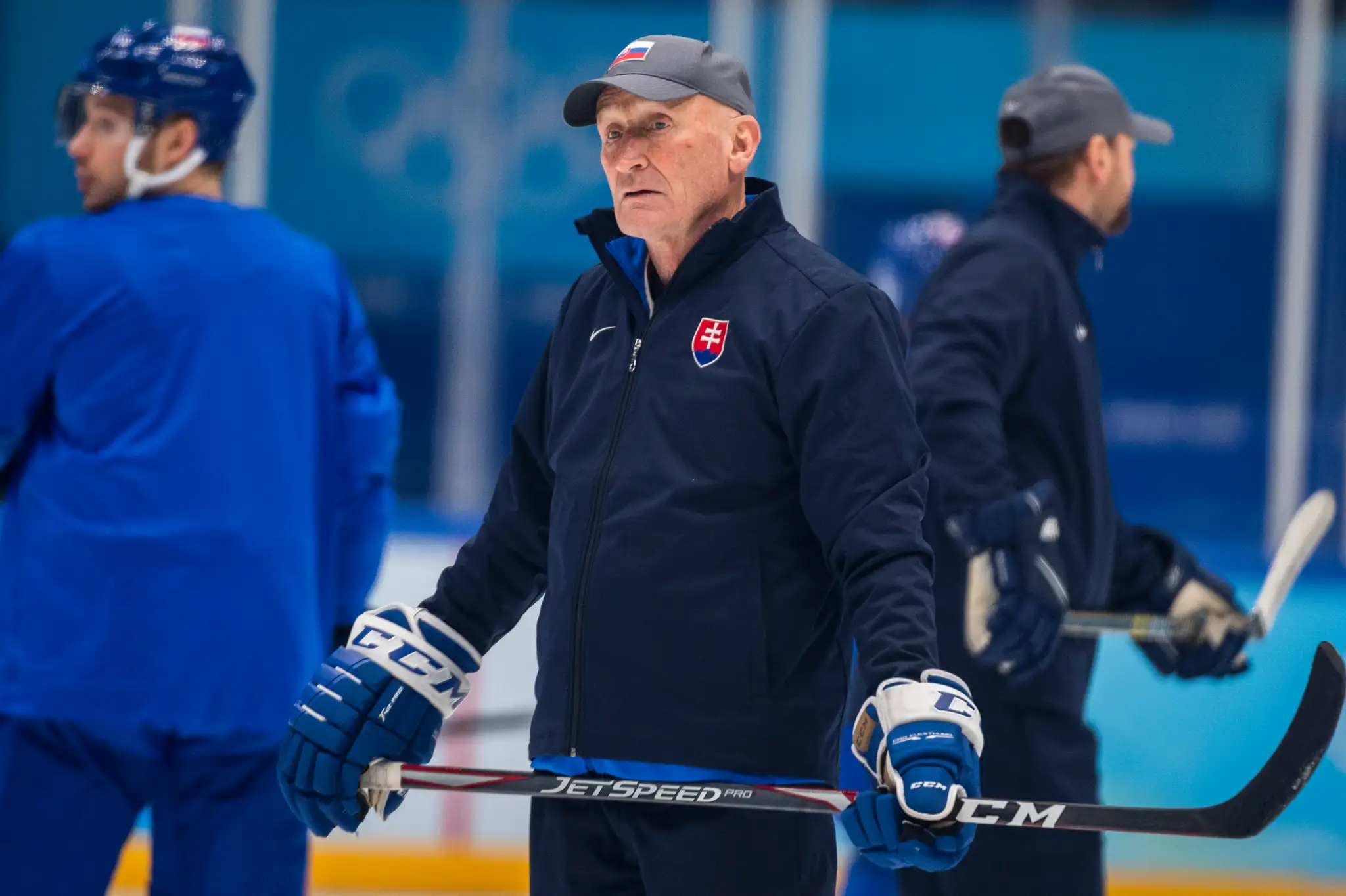 Tréner SR Craig Ramsay počas tréningu pred semifinále ZOH 2022.