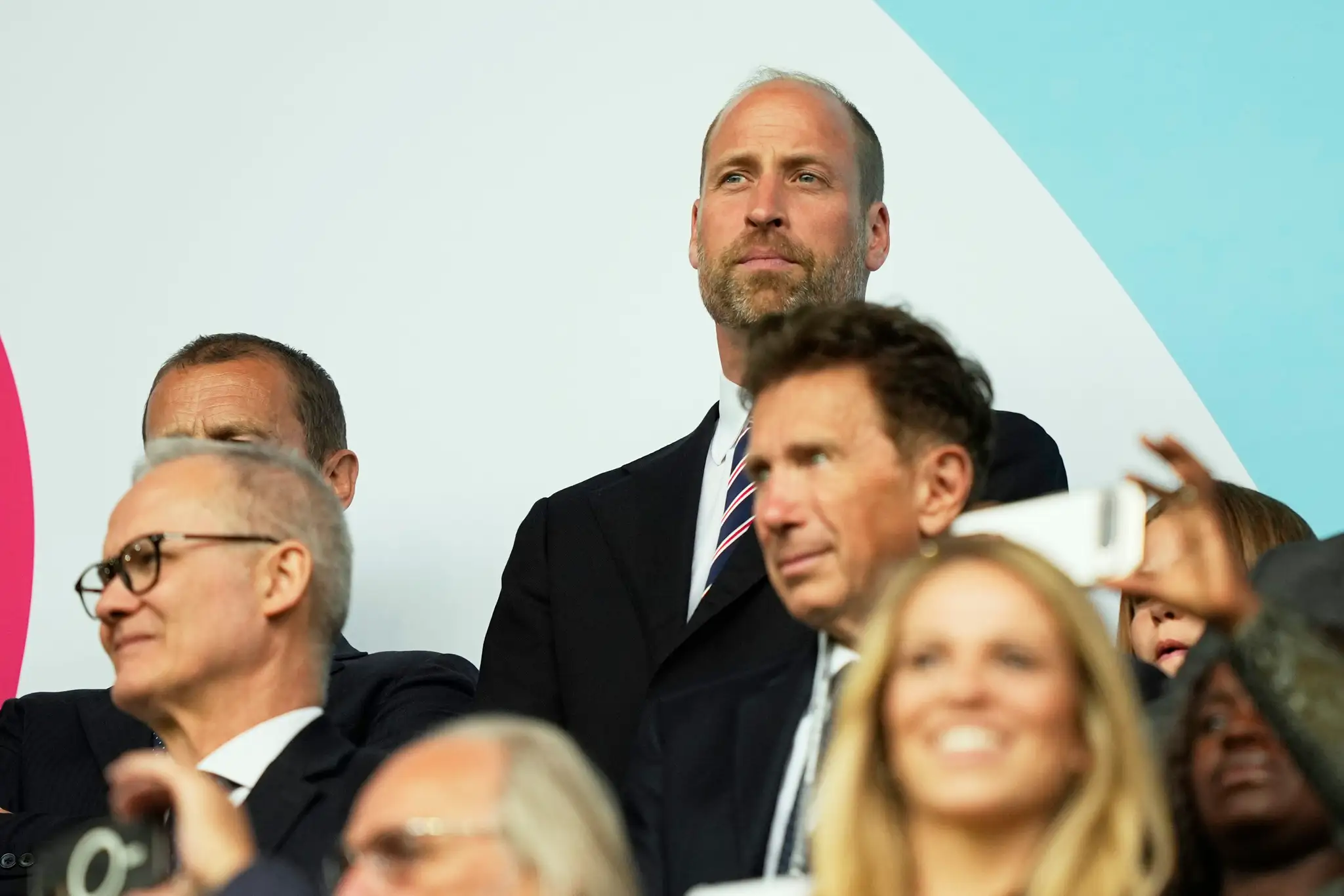 Princ William sa ukázal na futbale s nečakanou spoločnosťou. Kate to nebola