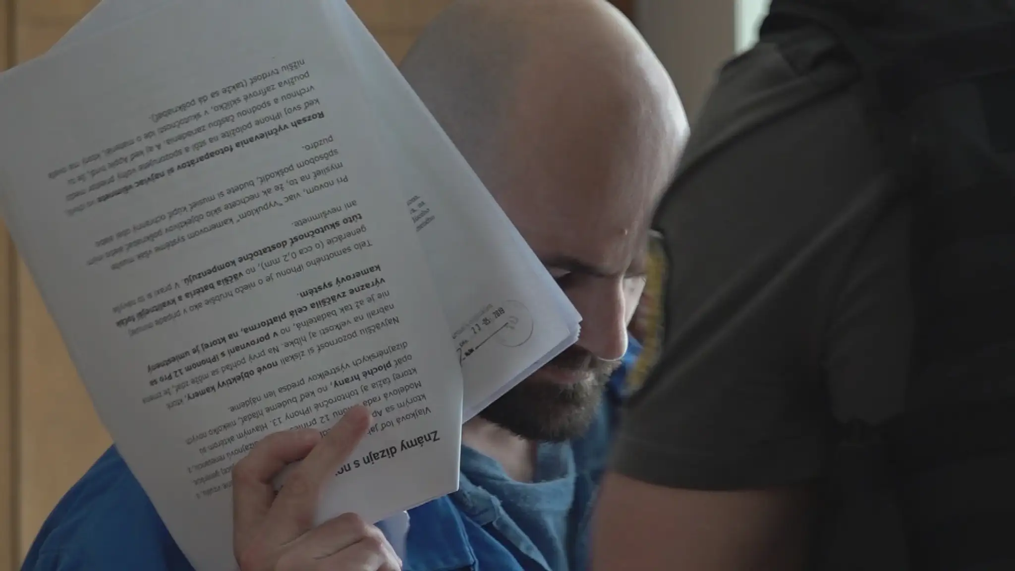 Vrah na súde ukázal svoju tvár.