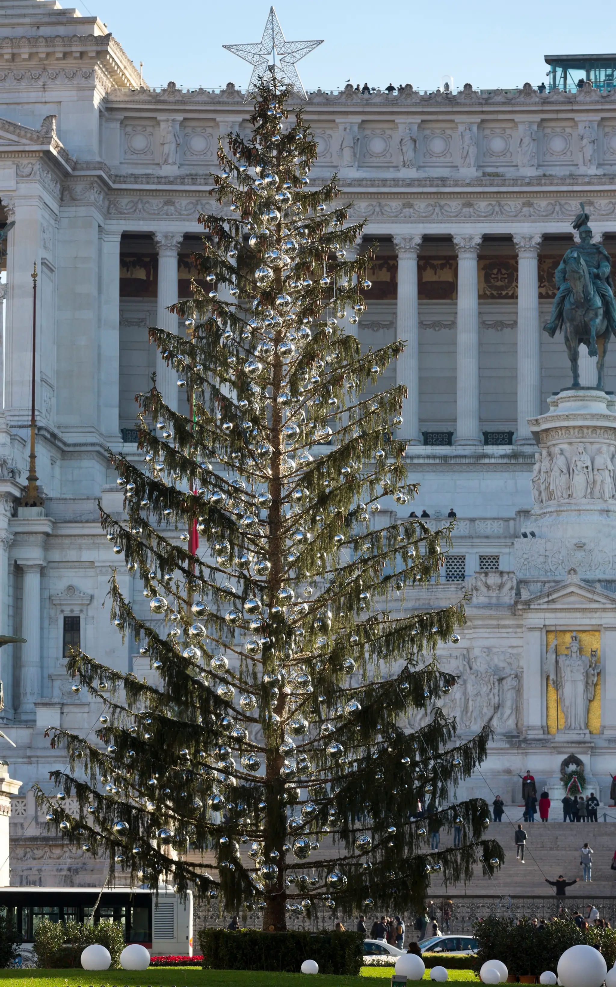 Vianočný stromček na rímskom námestí Piazza Venezia v roku 2017.