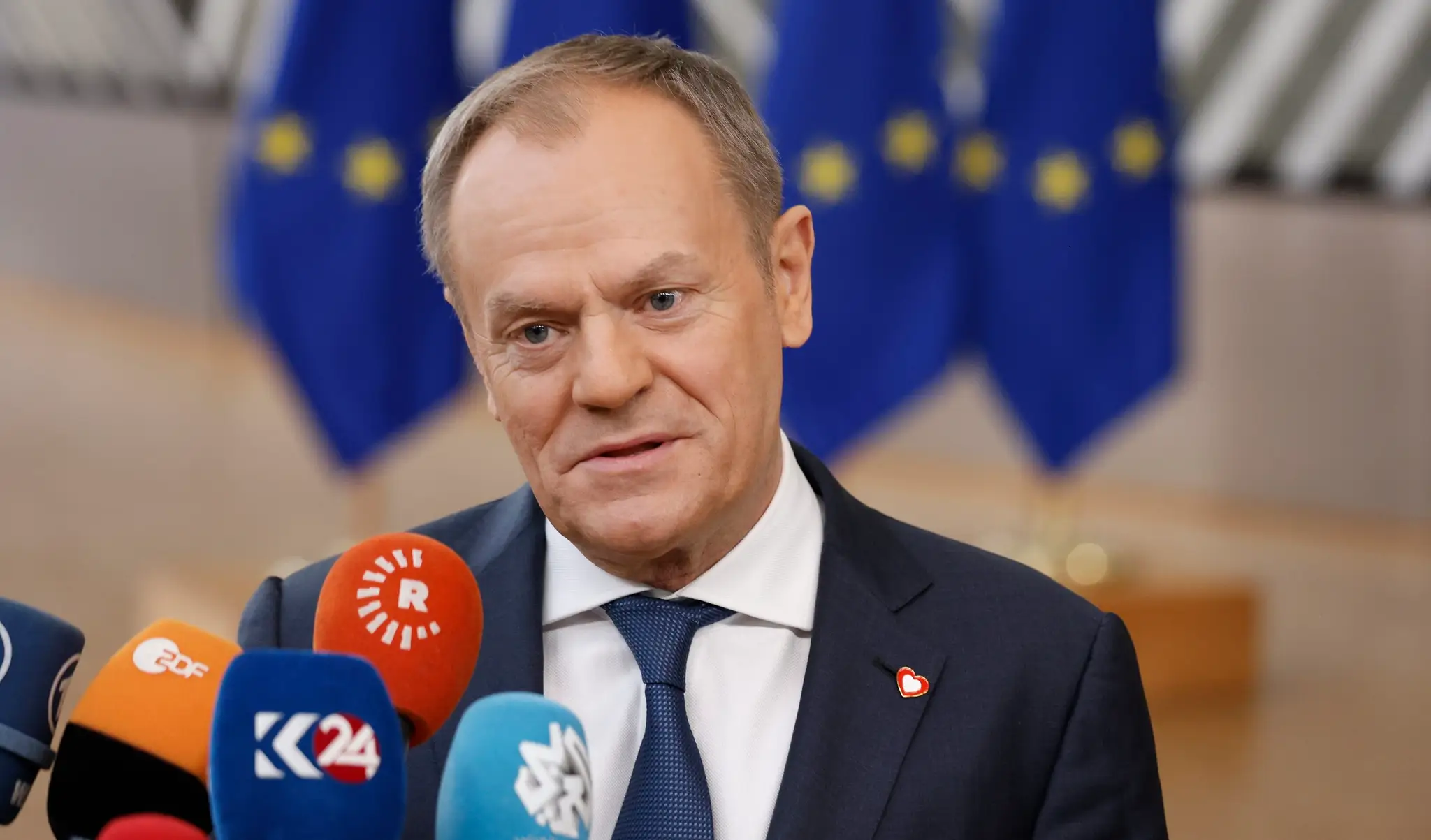 Poľský premiér Donald Tusk odpovedá na otázky novinárov pred summitom EÚ.
