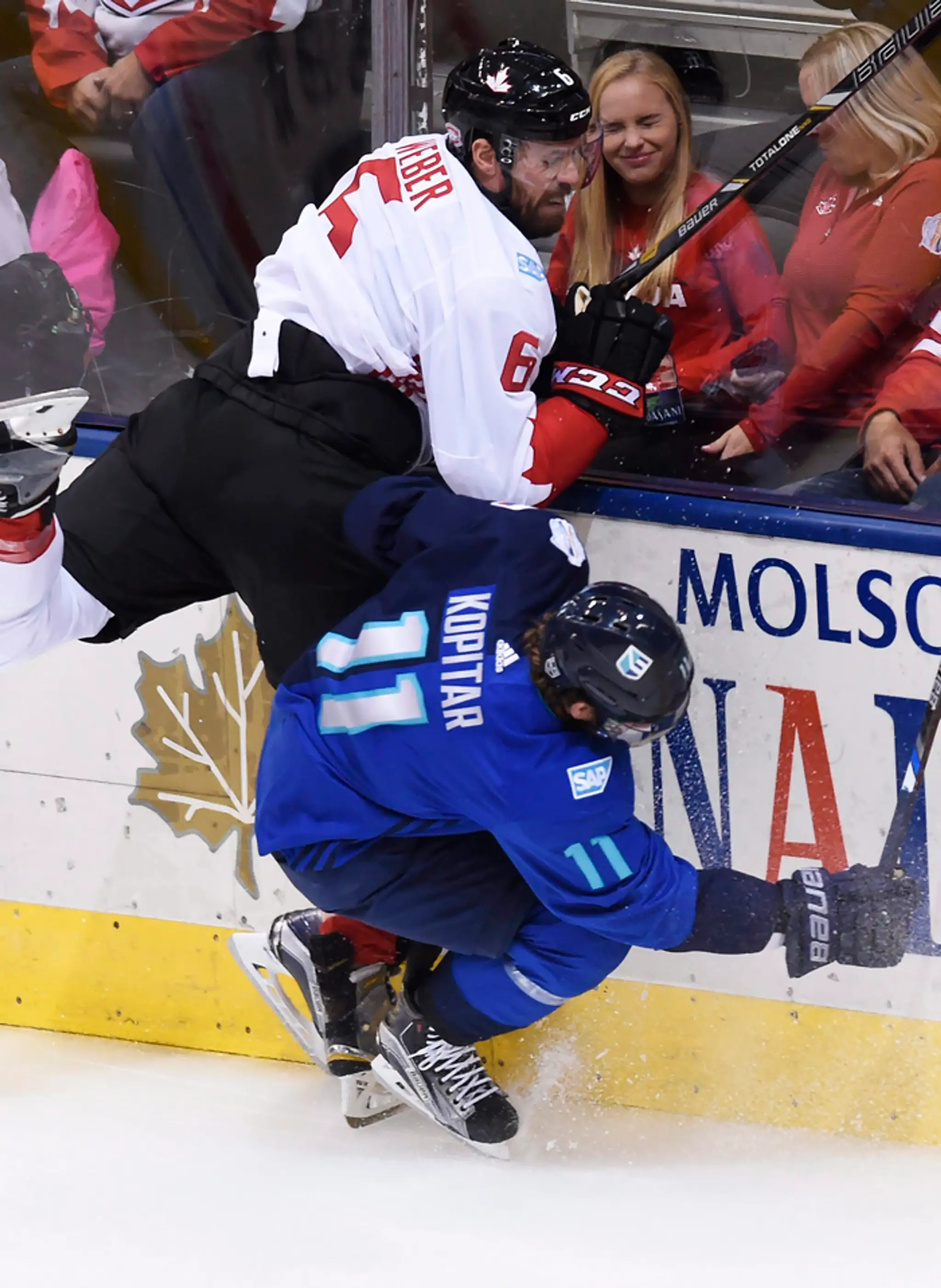 Shea Weber (Kanada) a  Anže Kopitar (Tím Európa) v 2. finále SP.