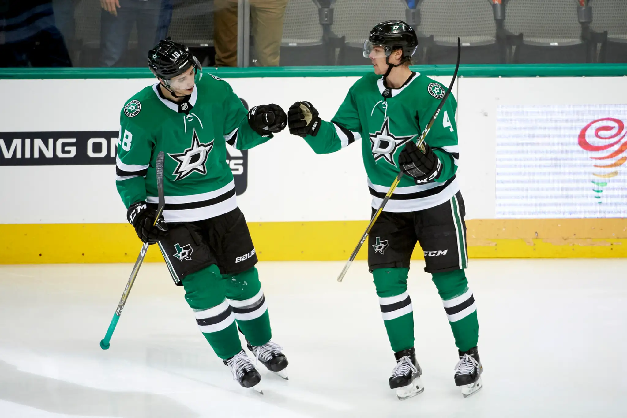 Sprava Miro Heiskanen a Tyler Pitlick z Dallasu oslavujú gól proti San Jose. 