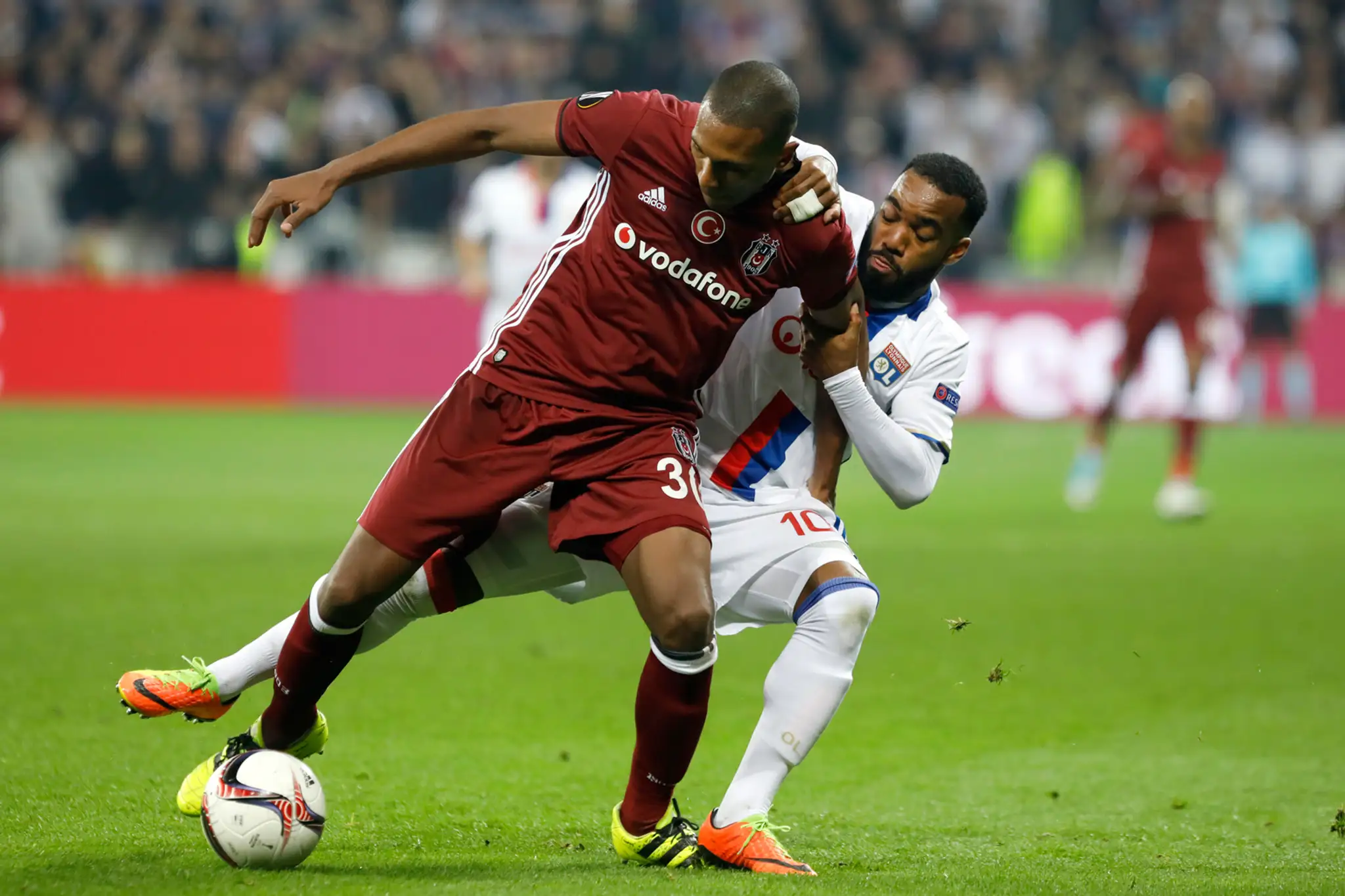 Marcelo (vpredu) z Besiktasu uniká pred Alexandrem Lacazettem z Lyonu vo štvrťfinále EL.