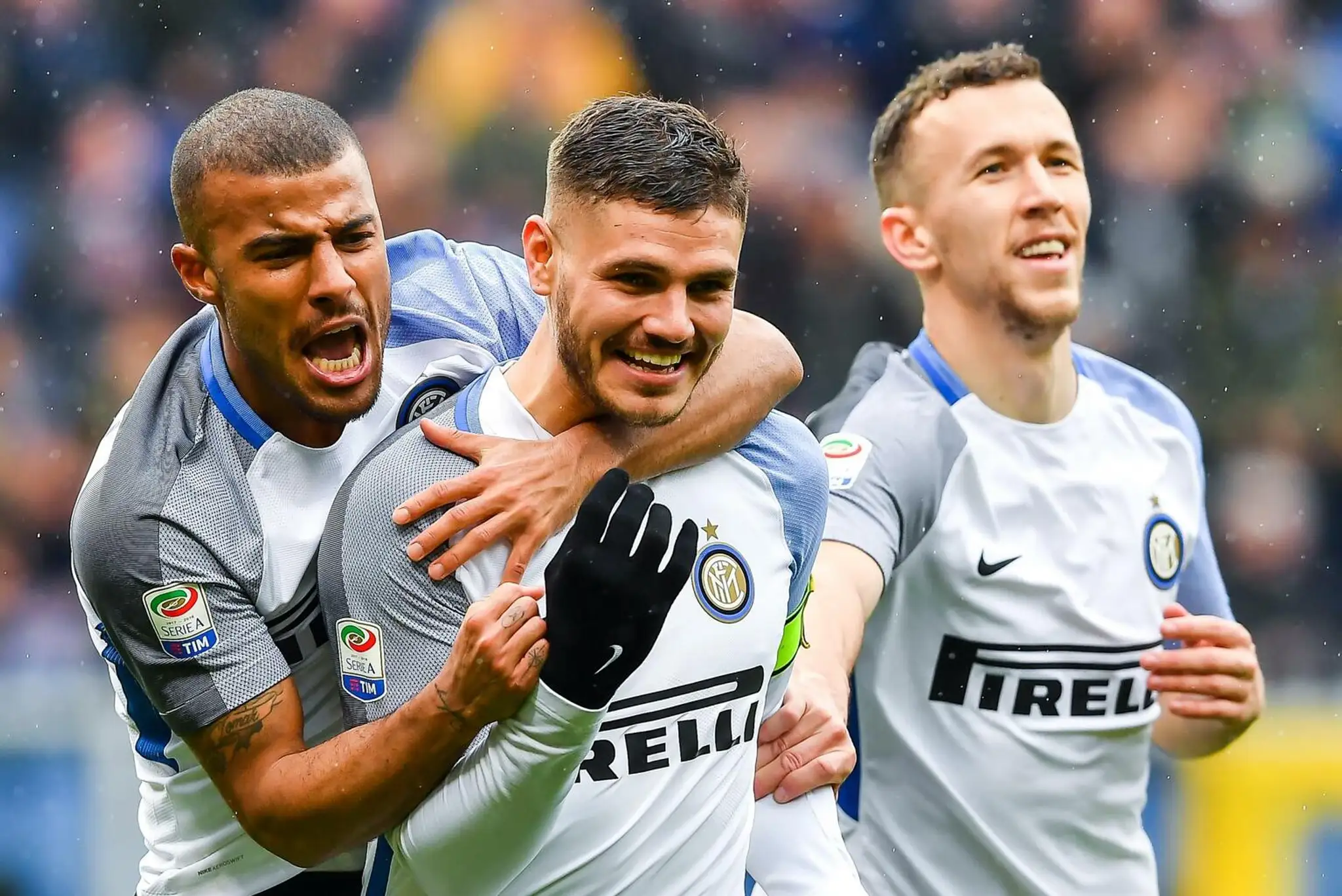 Icardi oslavuje svoj štvrtý gól s Alcantarom Rafinhom (vľavo) a Ivanom Perišičom.