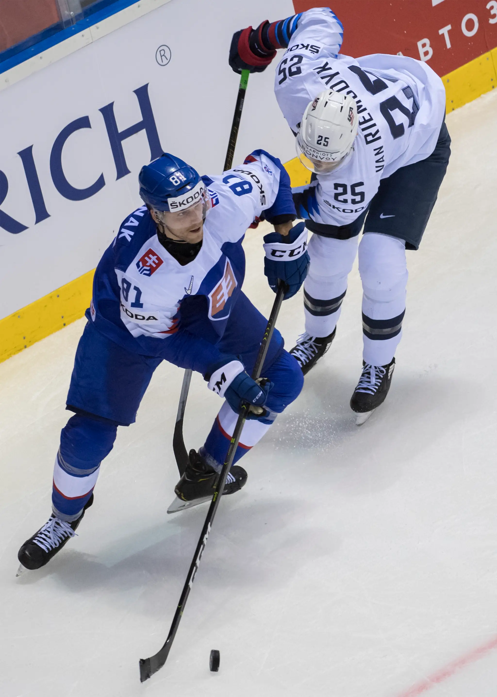 Zľava Američania Brady Skjei a Cory Schneider v dueli na MS 2019 proti Slovensku.