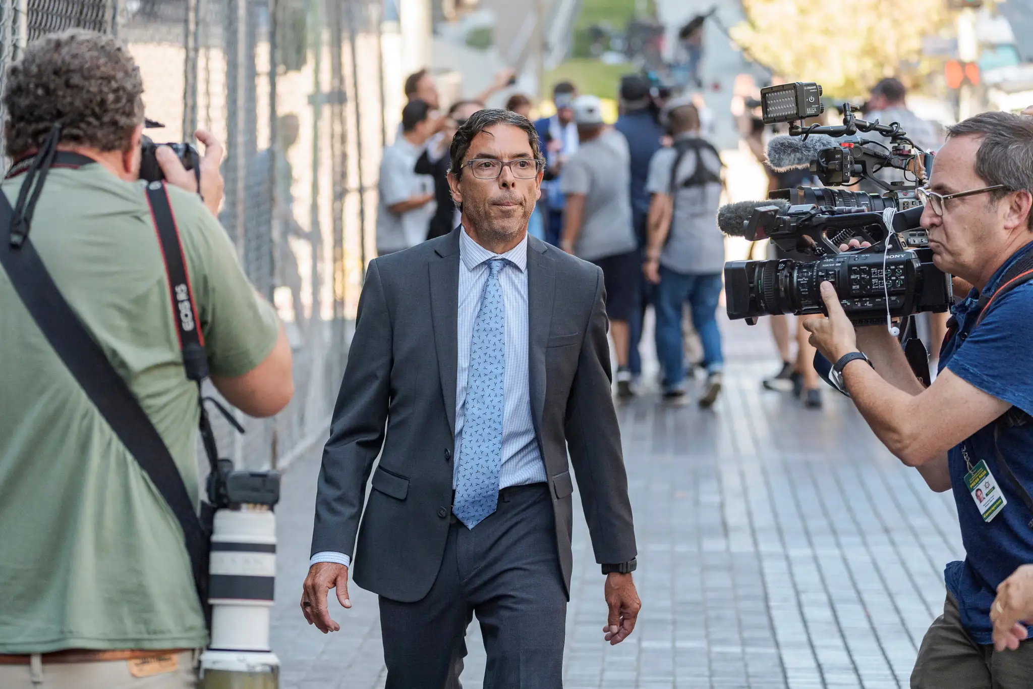 Na archívnej snímke z 2. októbra 2024 lekár Mark Chavez, ktorý je obvinený v súvislosti so smrteľným predávkovaním herca Matthew Perryho odchádza zo súdu, kde priznal vinu vo veci nelegálneho dodávania ketamínu v meste Los Angeles.