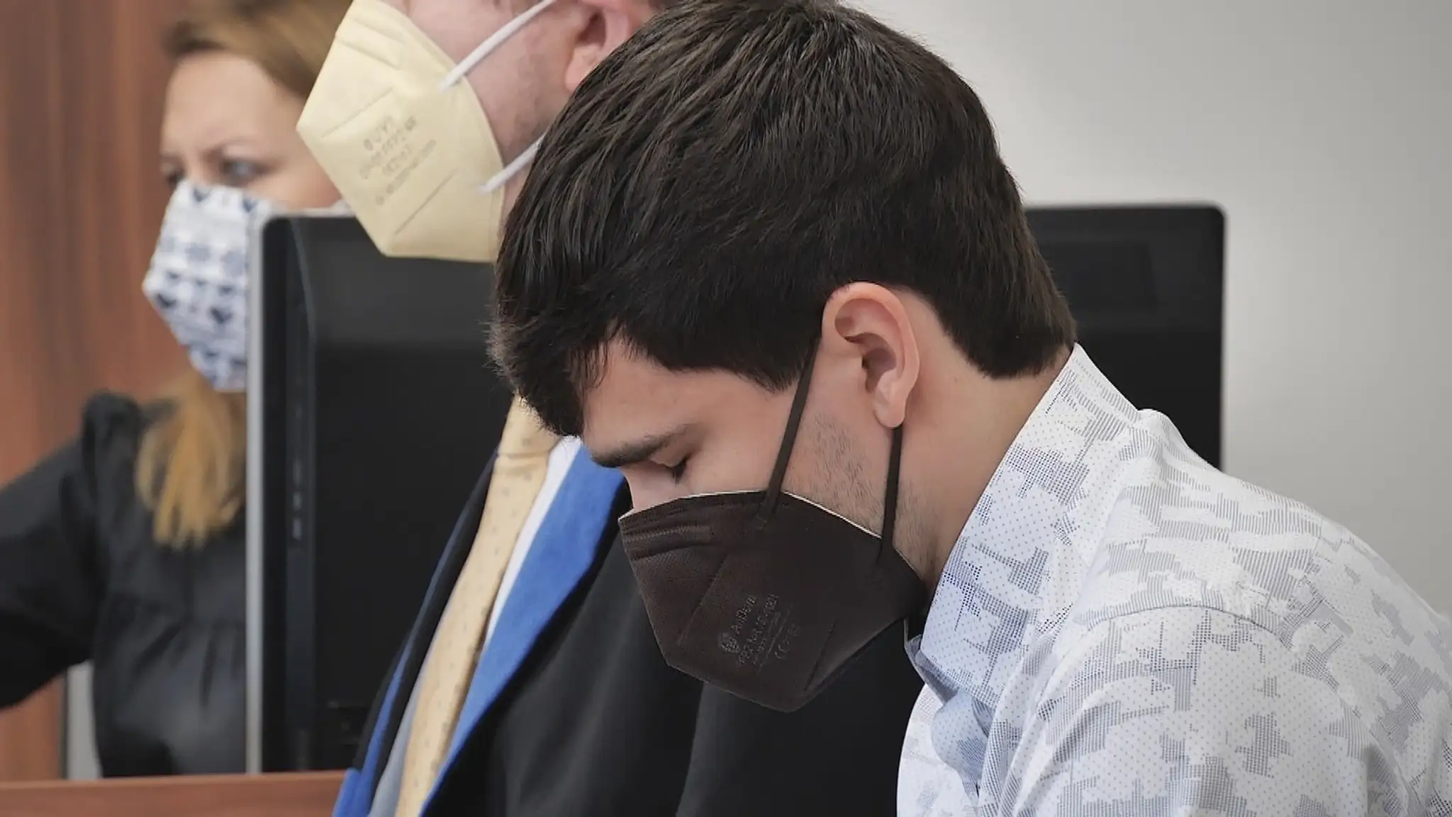 Adrián spôsobil nehodu, pri ktorej sa zabil jeho kamarát