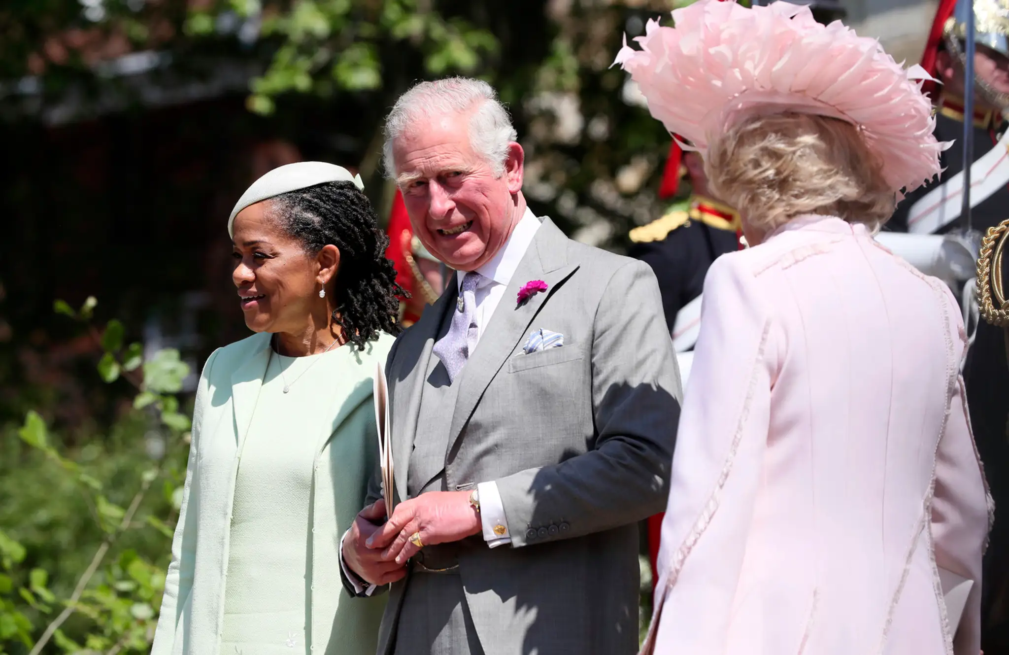 Mama Meghan Markle Doria Ragland (vľavo), princ Charles a Camilla