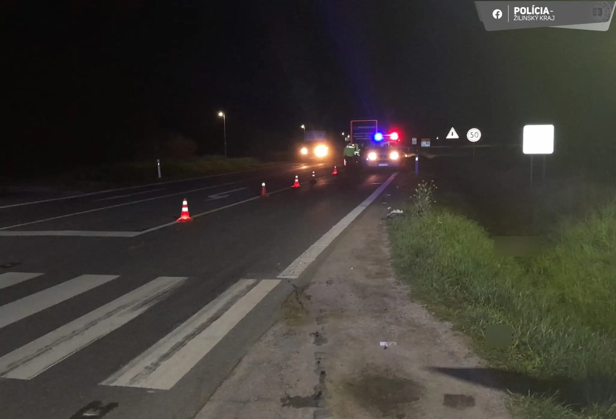 Na snímke je noc, priechod pre chodcov a svetlá záchranných zložiek.