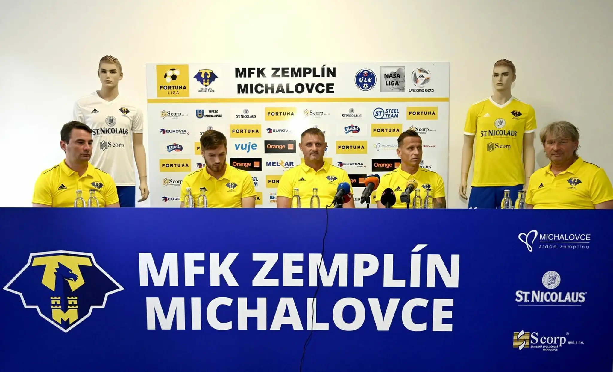 Zľava marketingový riaditeľ Michaloviec Július Kmec, Juraj Kotula, tréner Miroslav Nemec, Igor Žofčák a predseda predstavenstva 