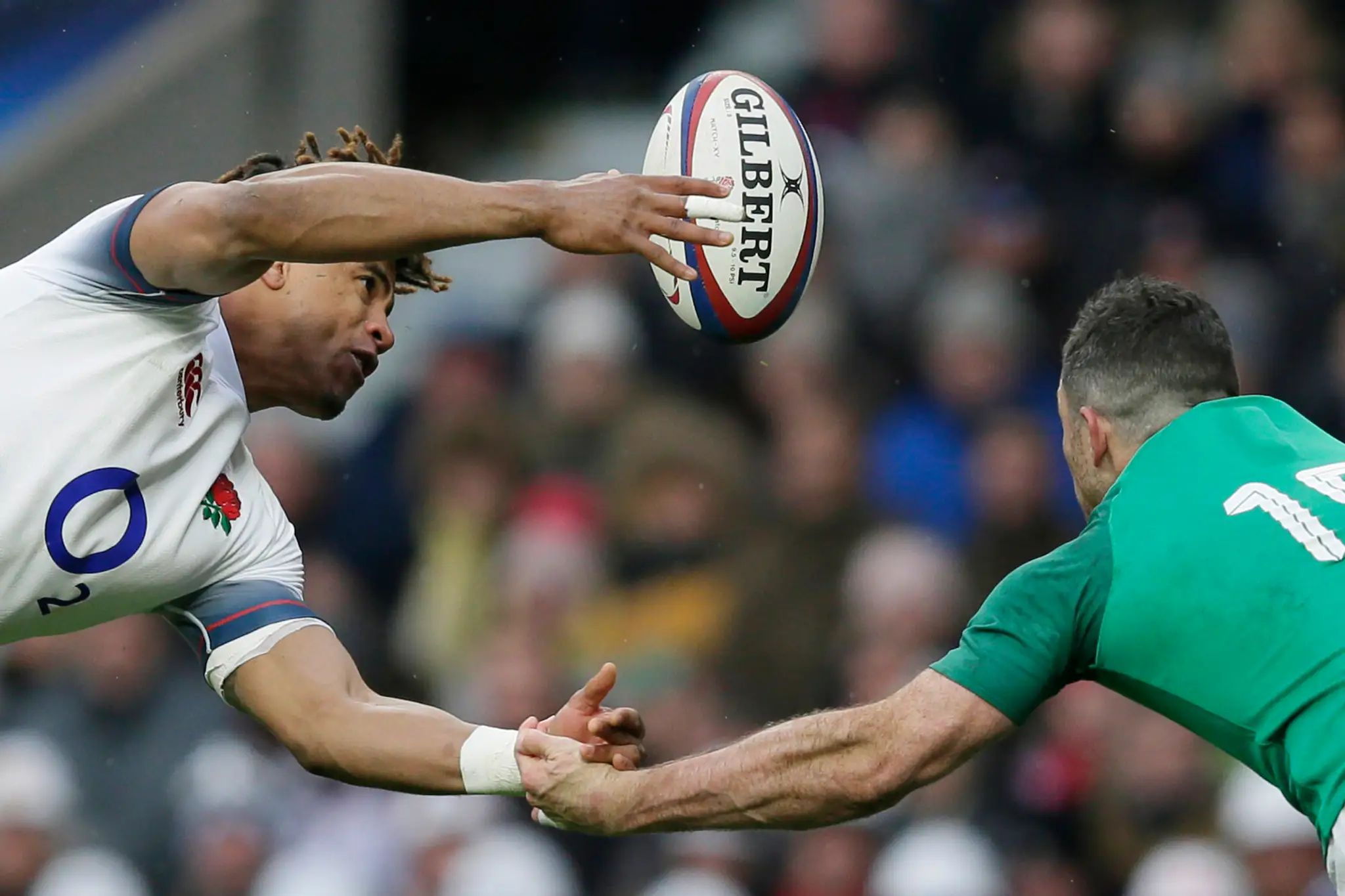 Ragbysti zľava Anthony Watson a Ír Rob Kearney v dueli Šiestich národov.