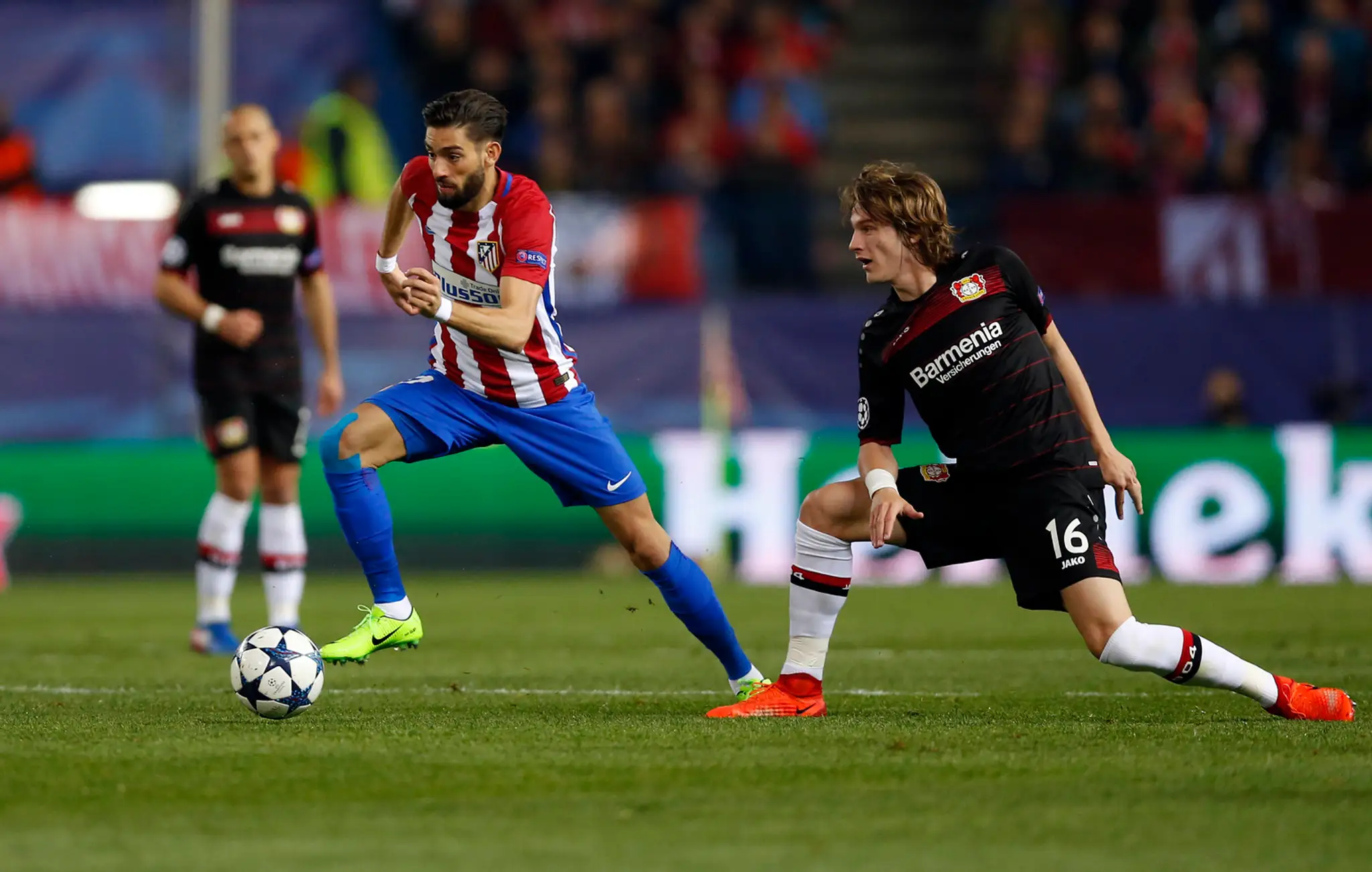 Yannick Carrasco (vľavo) z Atlética uniká Tinovi Jedvajovi z Leverkusenu v odvete osemfinále LM.