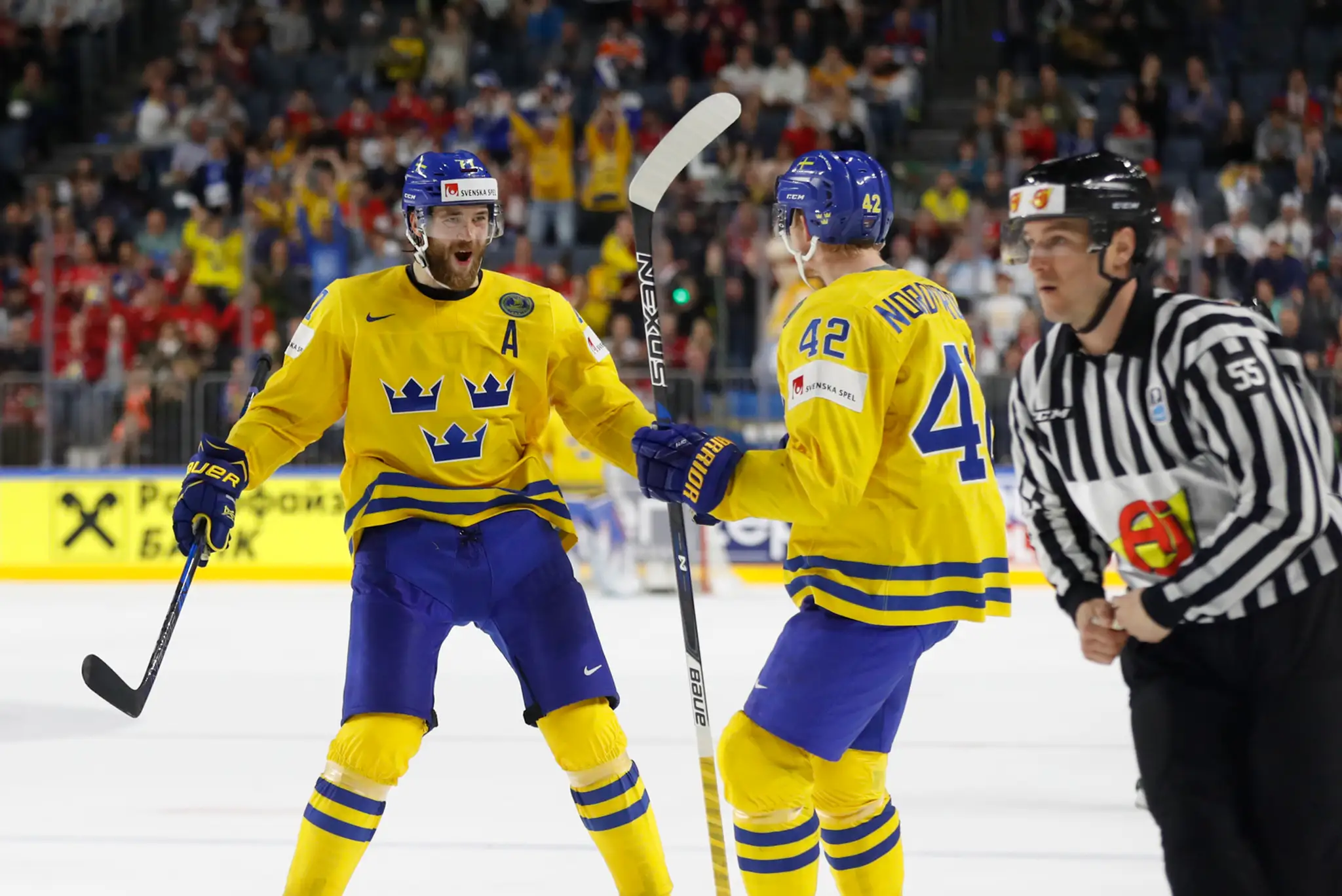 Joakim Nordström (vpravo) sa teší so švédskym spoluhráčom Victorom Hedmanom z gólu v semifinále MS 2017 proti Fínsku.