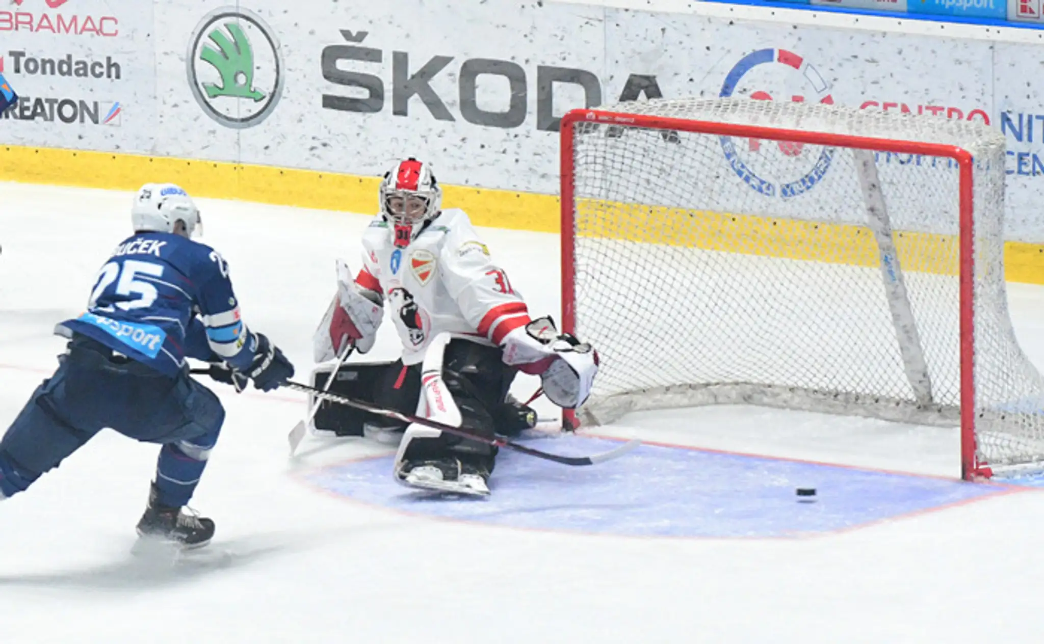 Samuel Buček (Nitra) a brankár Attila Adorján (Miškovec).